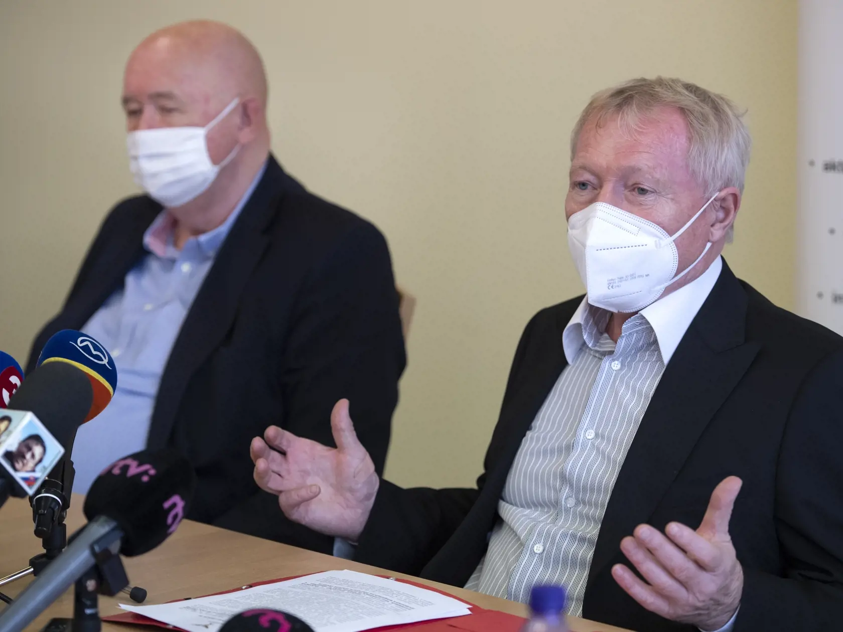 Na snímke vpravo prvý viceprezident Zväzu obchodu (ZO) SR Pavol Konštiak a vľavo prezident ZO SR Martin Katriak počas tlačovej konferencie ZO SR na témy Otváranie obchodov (a ostatných prevádzok); Vstup pozitívne testovaných osôb do predajní; Vakcinácia pracovníkov v predajniach a opatrenia pre seniorov v predajniach a prevádzkach, 22. februára 2021 v Bratislave. FOTO TASR - Pavel Neubauer
