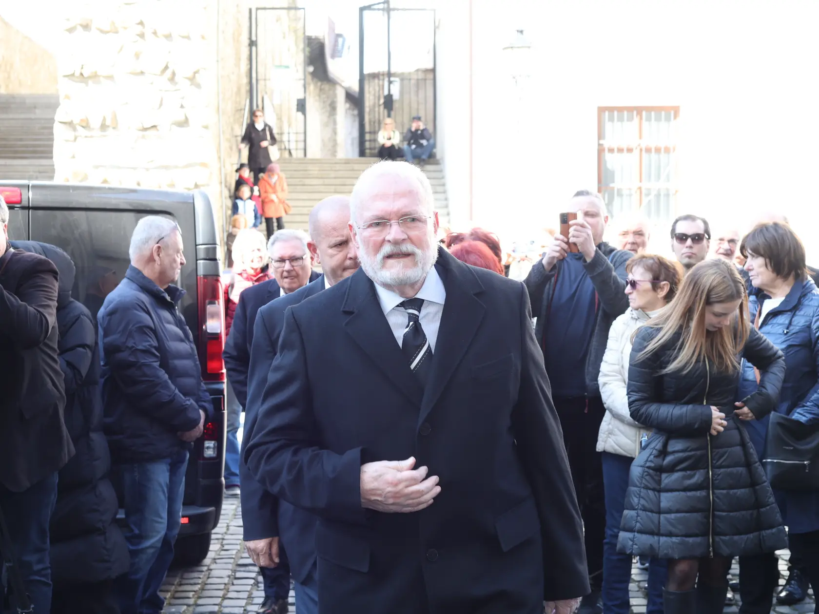 Posledná rozlúčka s hercom Štefanom Kvietikom († 90) v Katedrále sv. Martina v Bratislave. Ivan Gašparovič. 