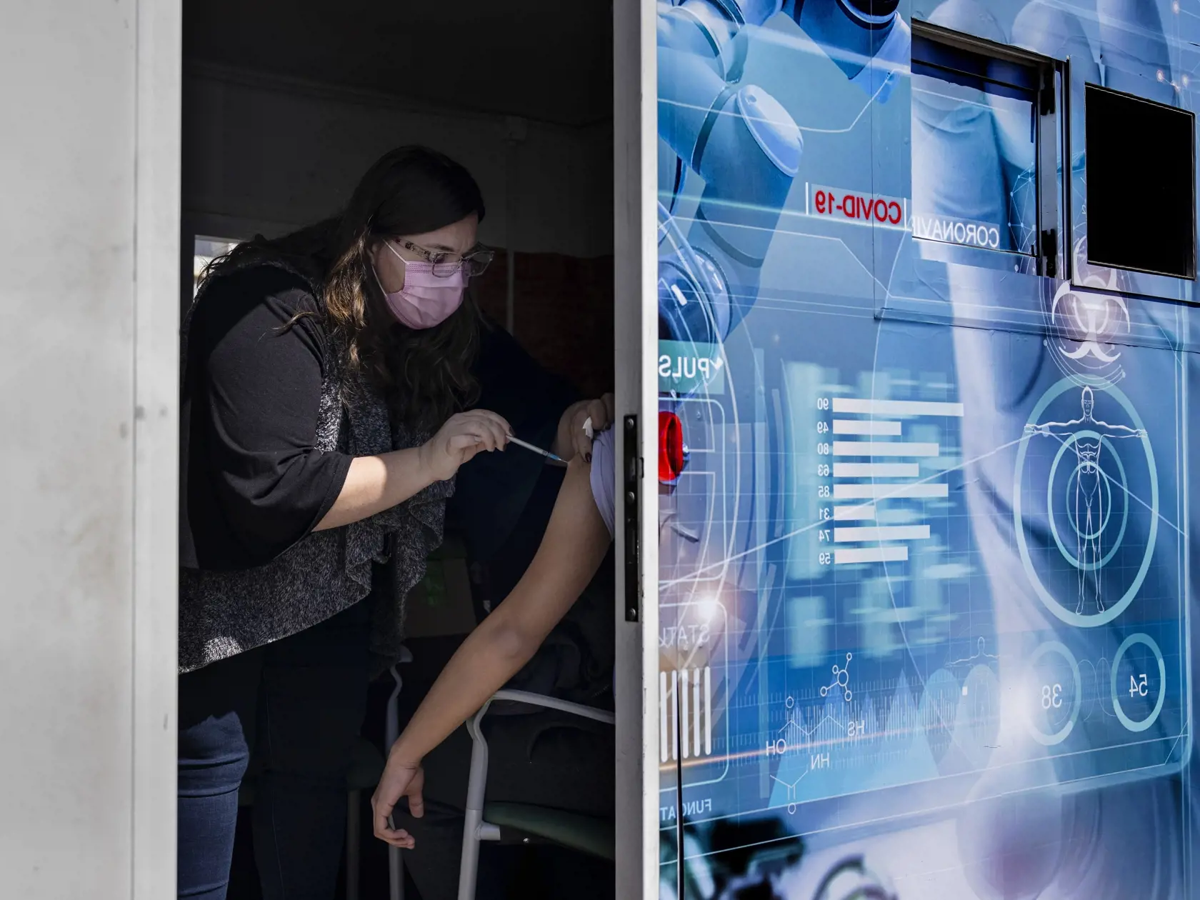 JB 102 Dimona - Zdravotníčka podáva vakcínu proti ochoreniu COVID-19 od spoločnosti  Biontech/Pfizer izraelskému študentovi v mobilnom vakcinačnom centre počas vakcinácie študentov v meste Dimona na juhu Izraela 21. februára 2021.  FOTO TASR/AP

Israeli high school student receives a Pfizer-BioNTech COVID-19 vaccine in a mobile vaccination center in Dimona, southern Israel, Sunday, Feb. 21, 2021. (AP Photo/Tsafrir Abayov)