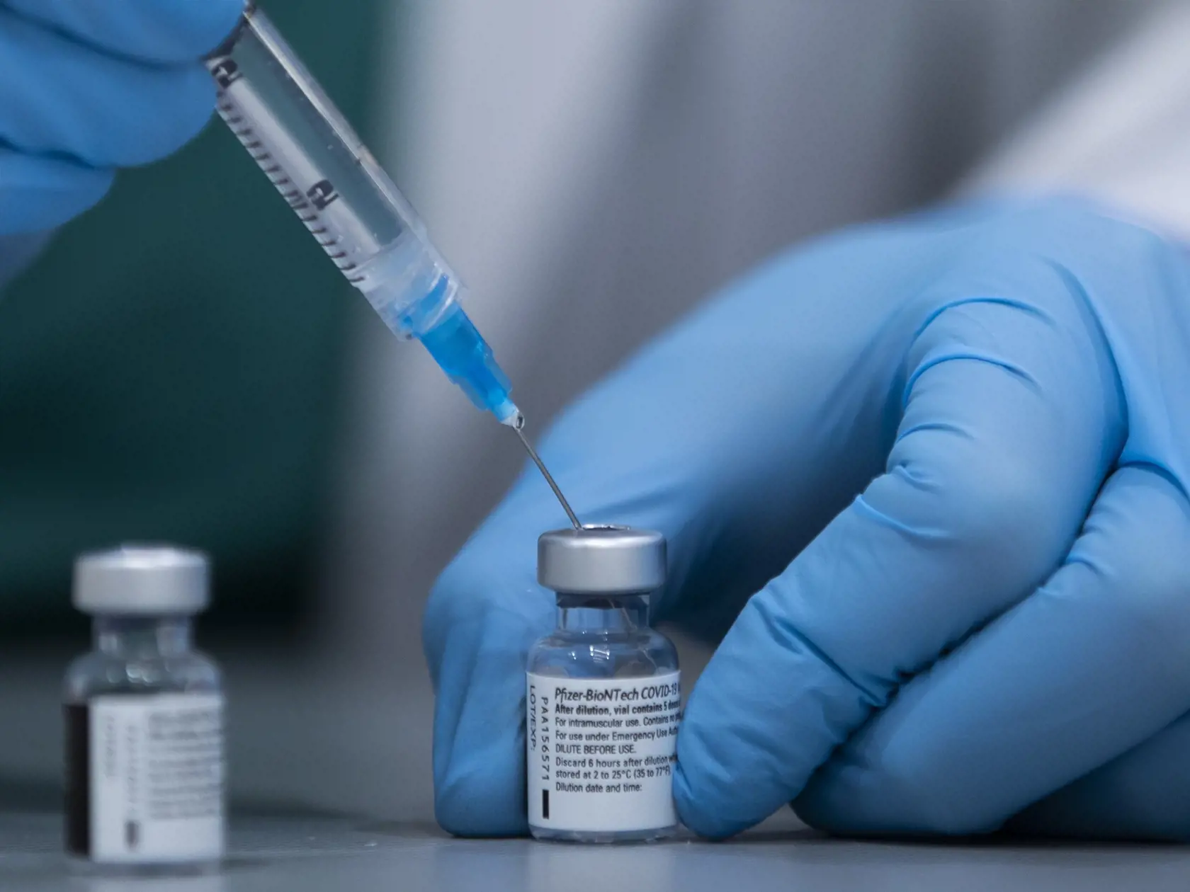 KK24 Ramat Gan - Zdravotníčka naťahuje do injekčnej striekačky vakcínu od spoločnosti Pfizer-BioNTech na očkovanie proti ochoreniu COVID-19, v nemocnici  v izraelskom meste Ramat Gan 12. januára 2021. Mesiac po začatí hromadného očkovania proti novému druhu koronavírusu v Izraeli sa vďaka vakcíne počet novonakazených výrazne znížil. Vyplýva to z výsledkov prvej štúdie najväčšej izraelskej poisťovne Klalit, informovala rakúska stanica ORF. FOTO TASR/AP
A health care professional prepares a Pfizer