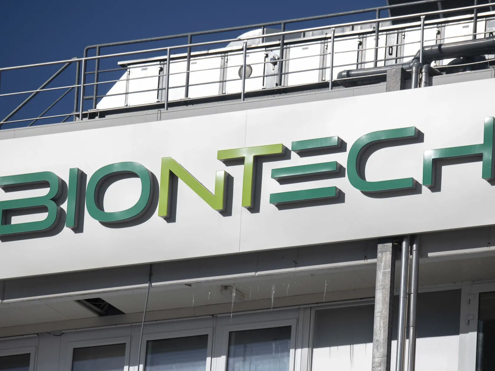 WA 22 archív Marburg - Na archívnej snímke zo 14. februára 2021 závod nemeckej farmaceutickej spoločnosti BioNTech. Spoločnosti Pfizer a BioNTech oznámili začiatok novej klinickej štúdie, ktorá má skúmať účinok nimi vyvinutej vakcíny proti ochoreniu COVID-19 u tehotných žien. Informovala o tom v piatok 19. februára 2021 na svojej webovej stránke americká televízia ABC. FOTO TASR/AP


ARCHIV - 14.02.2021, Hessen, Marburg: Die Produktionsstätte von Biontech in Marburg. Hier produziert das aus Main