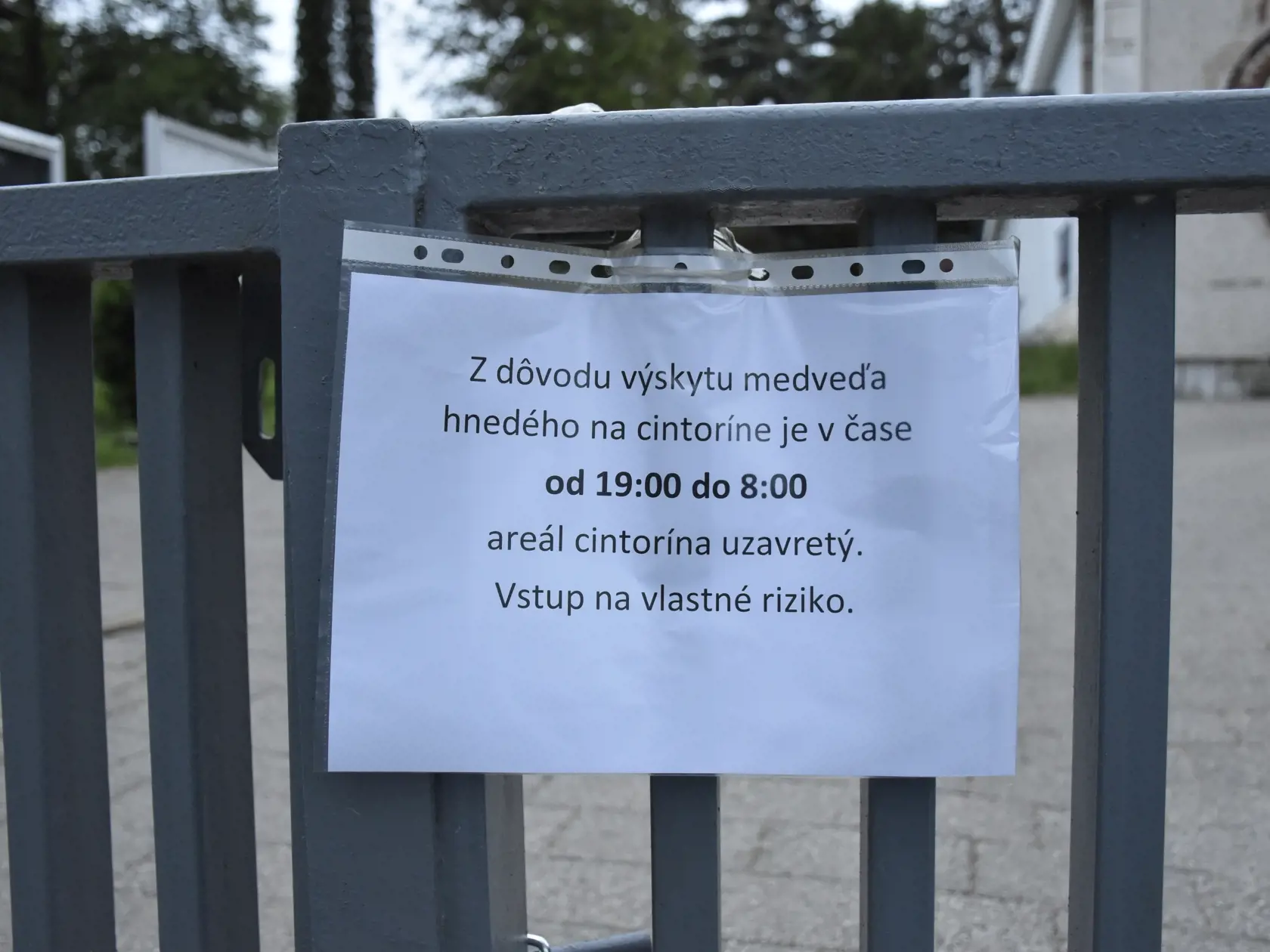 Pohyb najmenej štyroch medveďov zaevidoval v týchto dňoch zásahový tím Štátnej ochrany prírody (ŠOP) v areáli mestského cintorína v Ružomberku. Potvrdil to Dušan Krupa zo zásahového tímu Západ. Situácia je podľa jeho slov dosť vážna, lokalitu monitorujú. Na snímke upozornenie na výskyt medveďa na bráne cintorína v Ružomberku, 5. júna 2023. FOTO TASR - Miroslava Mlynárová