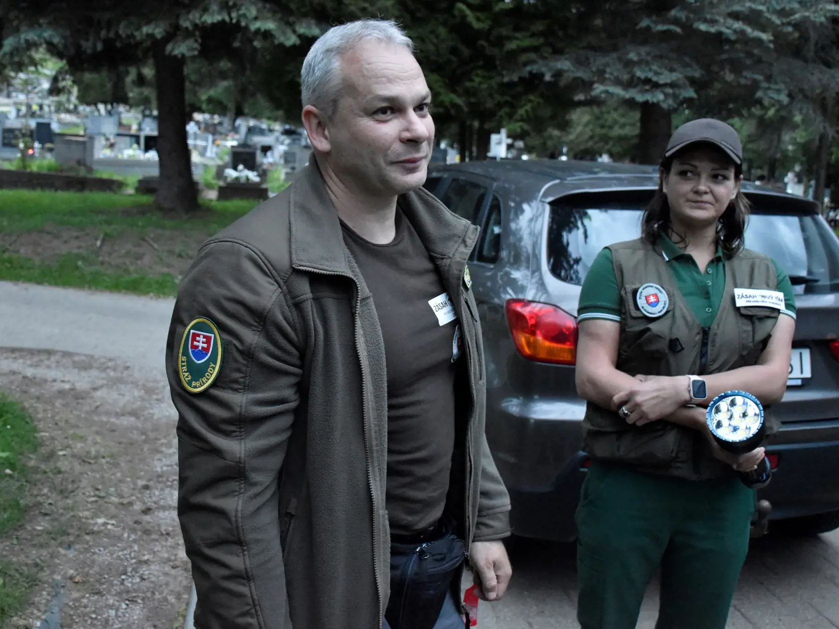 Pohyb najmenej štyroch medveďov zaevidoval v týchto dňoch zásahový tím Štátnej ochrany prírody (ŠOP) v areáli mestského cintorína v Ružomberku. Potvrdil to Dušan Krupa zo zásahového tímu Západ. Situácia je podľa jeho slov dosť vážna, lokalitu monitorujú. Na snímke zásahový tím pre medveďa hnedého Západ, ktorý sa pripravuje na vľavo Dušan Krupa zo zásahového tímu 5. júna 2023 v Ružomberku. FOTO TASR - Miroslava Mlynárová