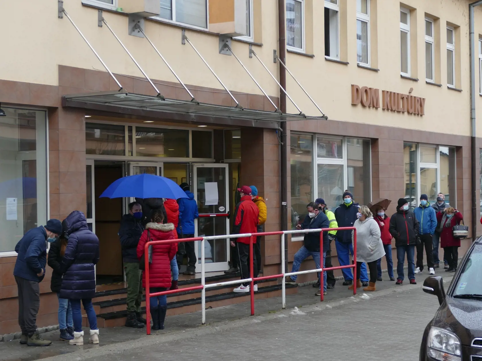 Testovanie rýchlotestami vo veľkom je podľa odborníkov zbytočné. Malo by sa robiť len v ohniskách. Zbytočne zvyšuje mobilitu ľudí, ktorí sa v radoch môžu nakaziť. Navyše, mnohým dá falošný doklad o tom, že nemajú covid-19.