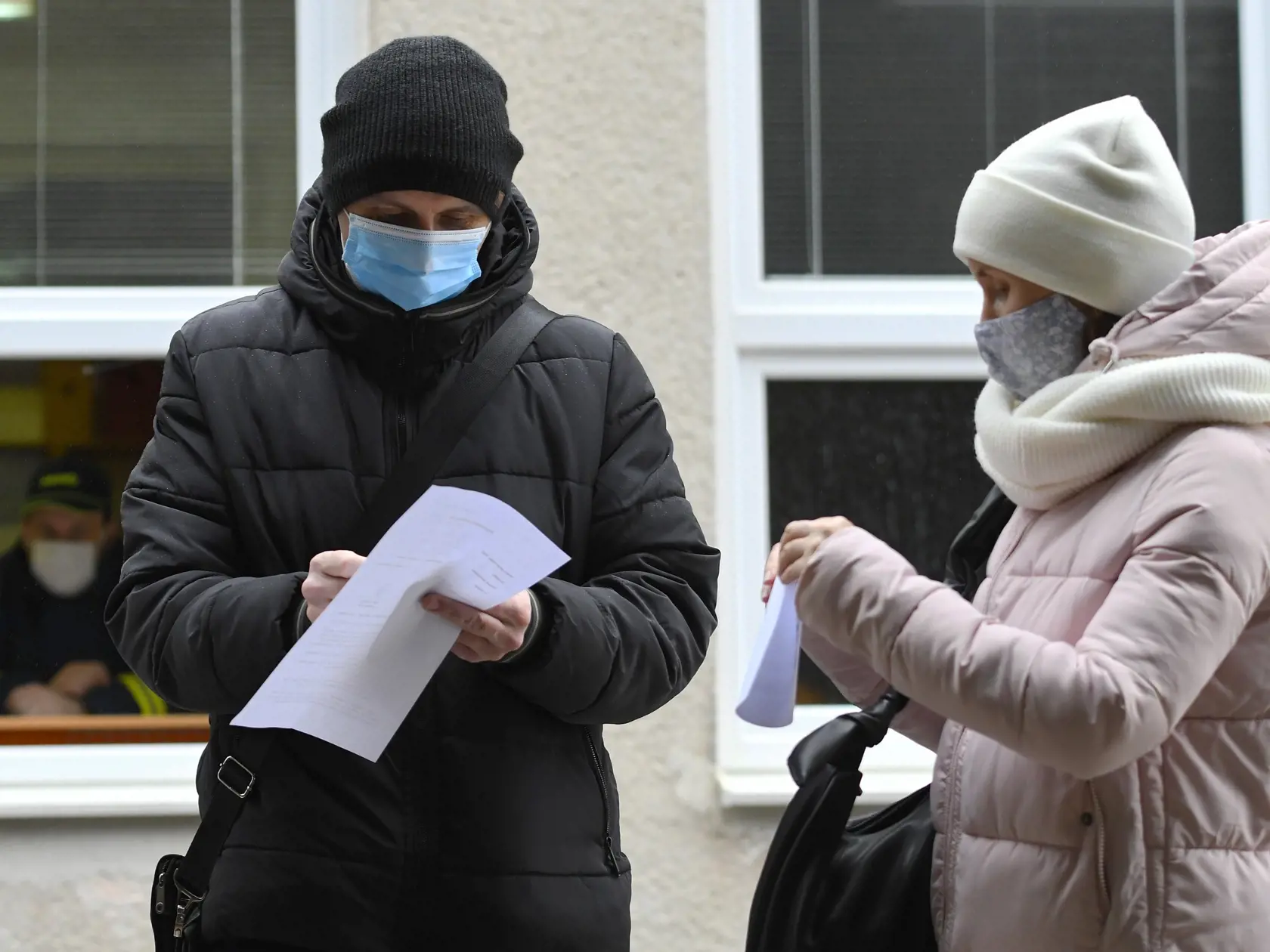 Mesto Prešov zabezpečilo antigénové testovanie pre rodičov detí a zamestnancov škôl v zriaďovateľskej pôsobnosti mesta Prešov. Na snímke antigénové testovanie na ochorenie Covid-19 v Prešove na odbernom mieste ZŠ Mirka Nešpora 7. februára 2021 v Prešove. FOTO TASR – Milan Kapusta