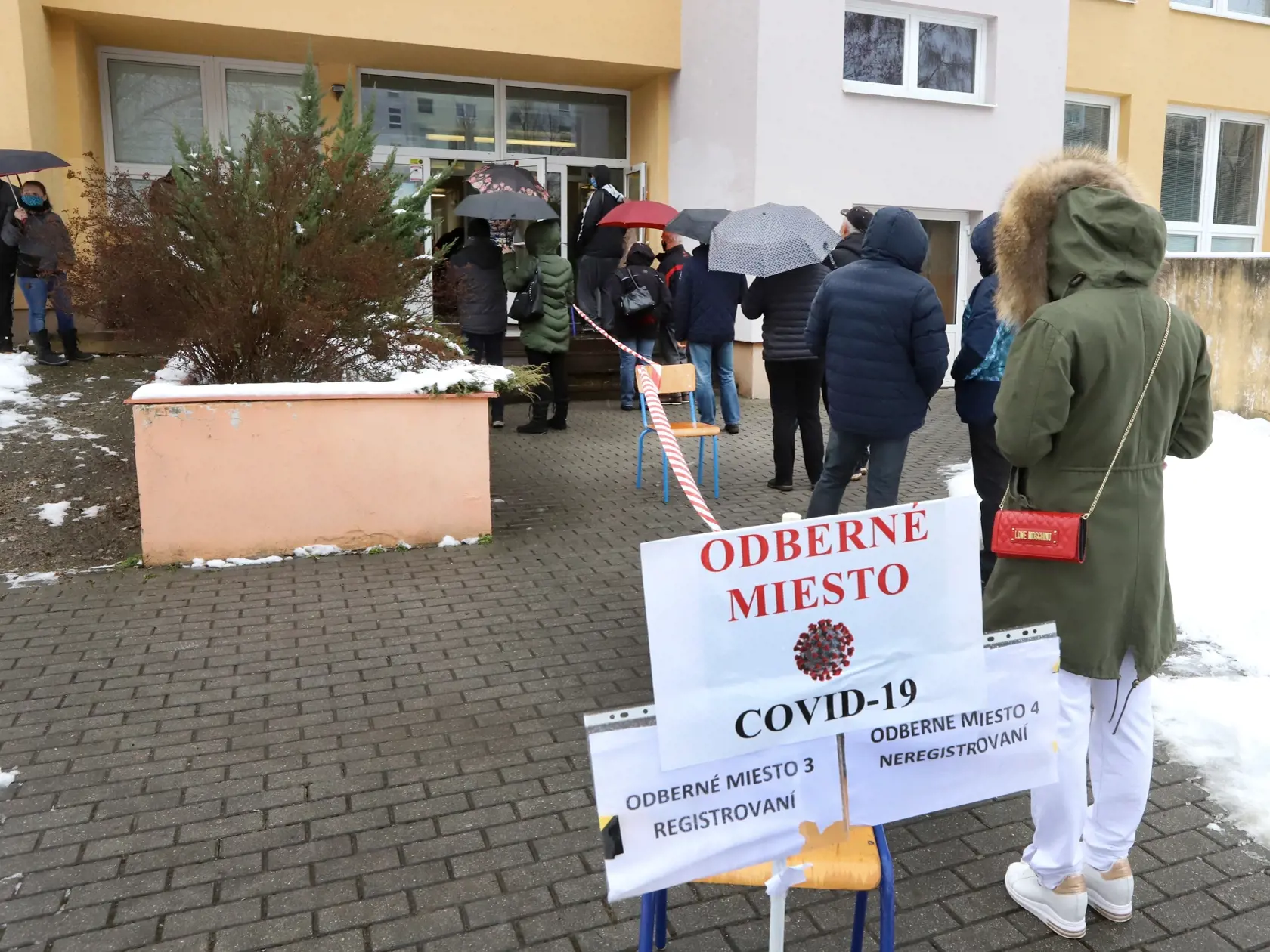 Na snímke ľudia čakajú na výsledky počas antigénového testovania na prítomnosť ochorenia COVID-19  v odbernom mieste v základnej škole Zvolen Západ 30. januára 2021. FOTO TASR  - Ján Krošlák