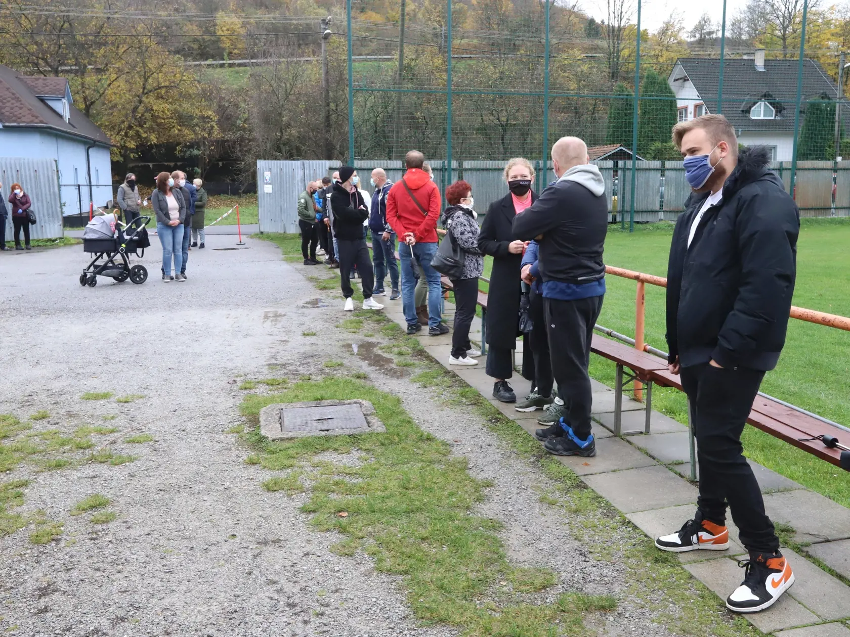 Na Slovensku sa začalo celoplošné testovanie na ochorenie COVID-19. Testovať sa bude od soboty 31. októbra do nedele 1. novembra. Vytvorených má byť viac ako 5000 odberných miest a 4901 odberných tímov. Na snímke odberové miesto na futbalovom ihrisku v mestskej časti Banskej Bystrice Jakub v severnej časti mesta  31. októbra 2020. FOTO TASR - Ján Krošlák  