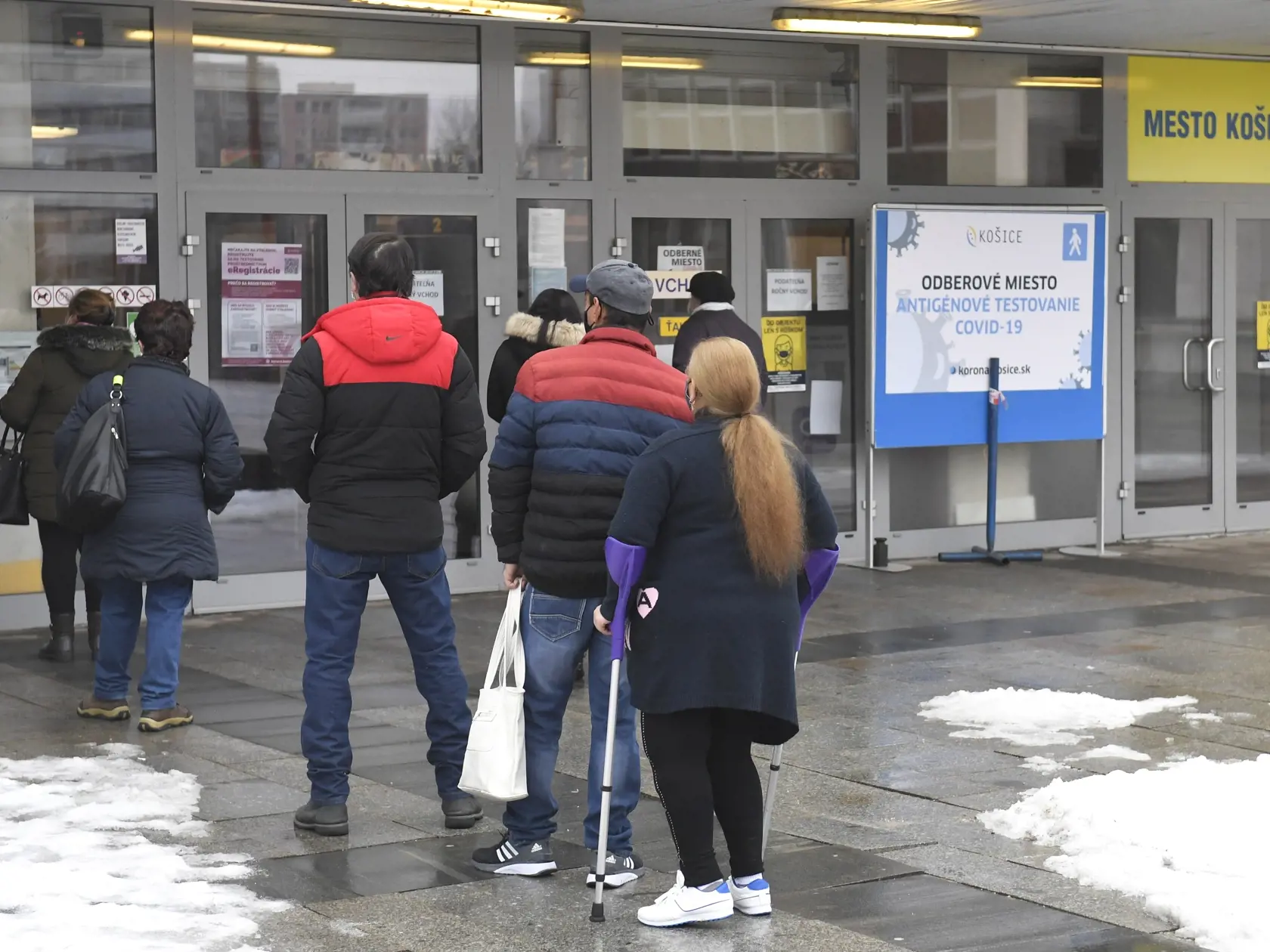 Od stredy 3. 2. do nedele 7. 2. potrebujú obyvatelia viacerých okresov na vstup do zariadení, vrátane škôl a školských zariadení, negatívny PCR alebo antigénový test vykonaný najneskôr od 27. januára 2021. Výnimku z testu majú deti do desať rokov alebo ľudia nad 65 rokov. Platia aj ďalšie výnimky. Na snímke odberové miesto na antigénové testovanie na košickom magistráte 3. februára 2021. FOTO TASR – František Iván
