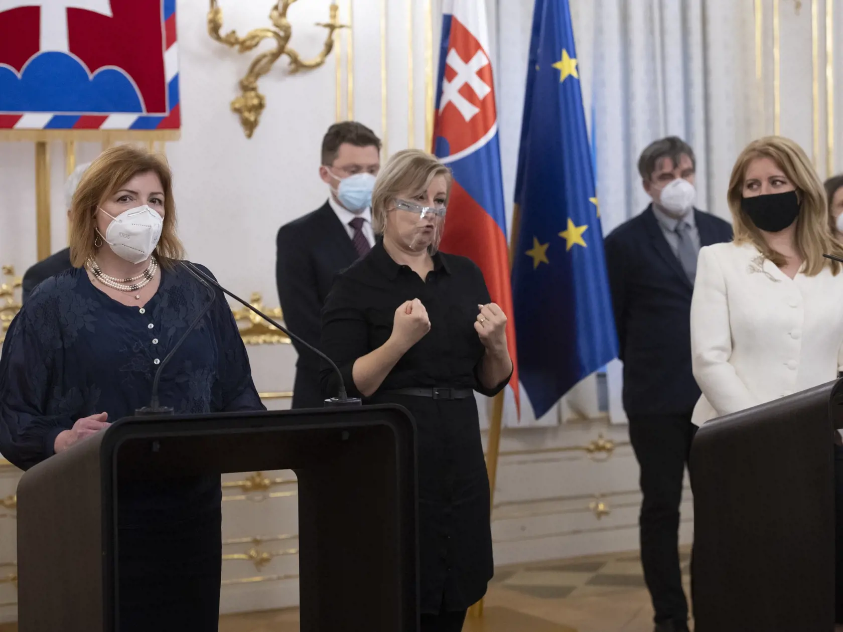 Na snímke vľavo Alexandra Bražinová z Ústavu epidemiológie a vpravo prezidentka SR Zuzana Čaputová počas tlačovej konferencie po stretnutí s odborníkmi v súvislosti s aktuálnou epidemickou situáciou v Prezidentskom paláci v Bratislave 16. februára 2021. FOTO TASR - Pavel Neubauer
  