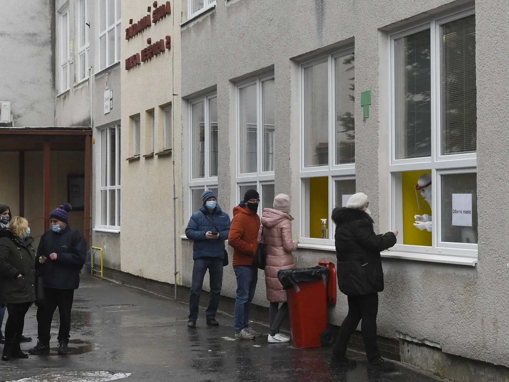 Mesto Prešov zabezpečilo antigénové testovanie pre rodičov detí a zamestnancov škôl v zriaďovateľskej pôsobnosti mesta Prešov. Na snímke antigénové testovanie na Covid-19 v Prešove na odbernom mieste ZŠ Mirka Nešpora 7. februára 2021 v Prešove. FOTO TASR – Milan Kapusta