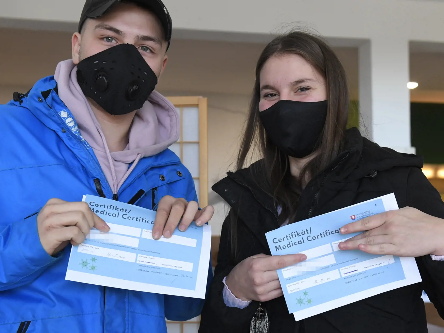 Negatívny certifikát od ľudí môžu žiadať v rôznych predajniach, na pošte či v banke.