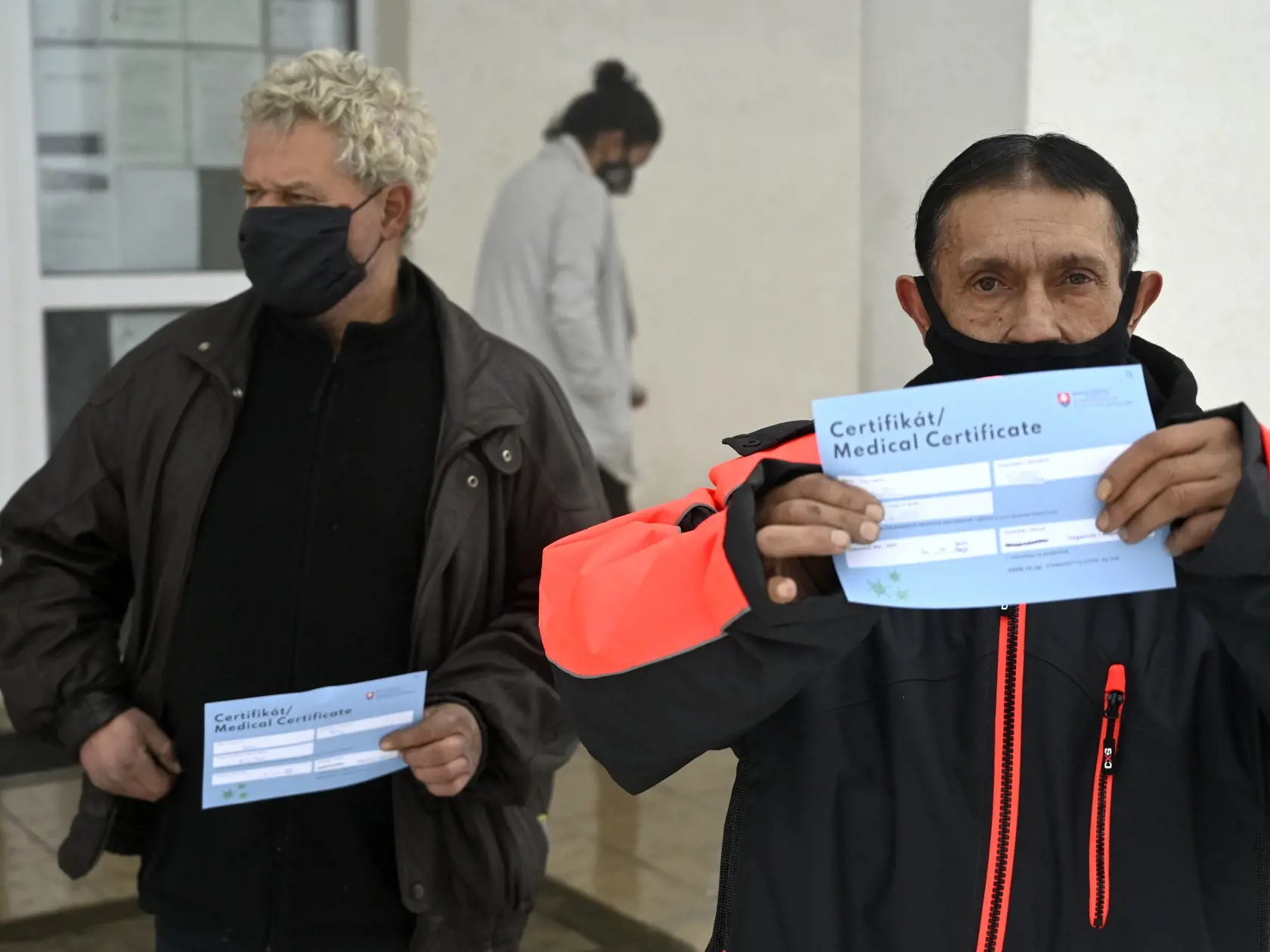 Na snímke občania v odbernom mieste v Komunitnom centre Habeš v rómskej osade v meste Sečovce v okrese Trebišov počas 2. kola celoplošného skríningového testovania občanov na ochorenie COVID-19 na Slovensku 30. januára 2021. FOTO TASR - Roman Hanc