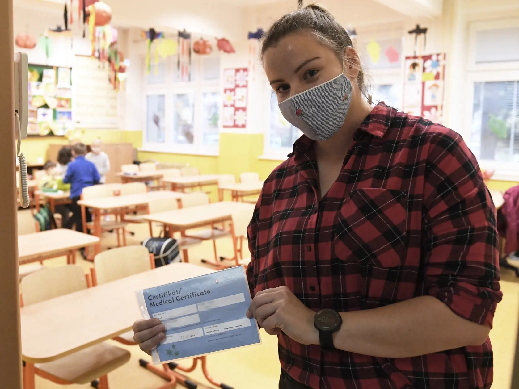 Negatívny certifikát od ľudí môžu žiadať v rôznych predajniach, na pošte či v banke. Potrebujú ho aj učitelia v školách a rodičia žiakov s prezenčnou výučbou.