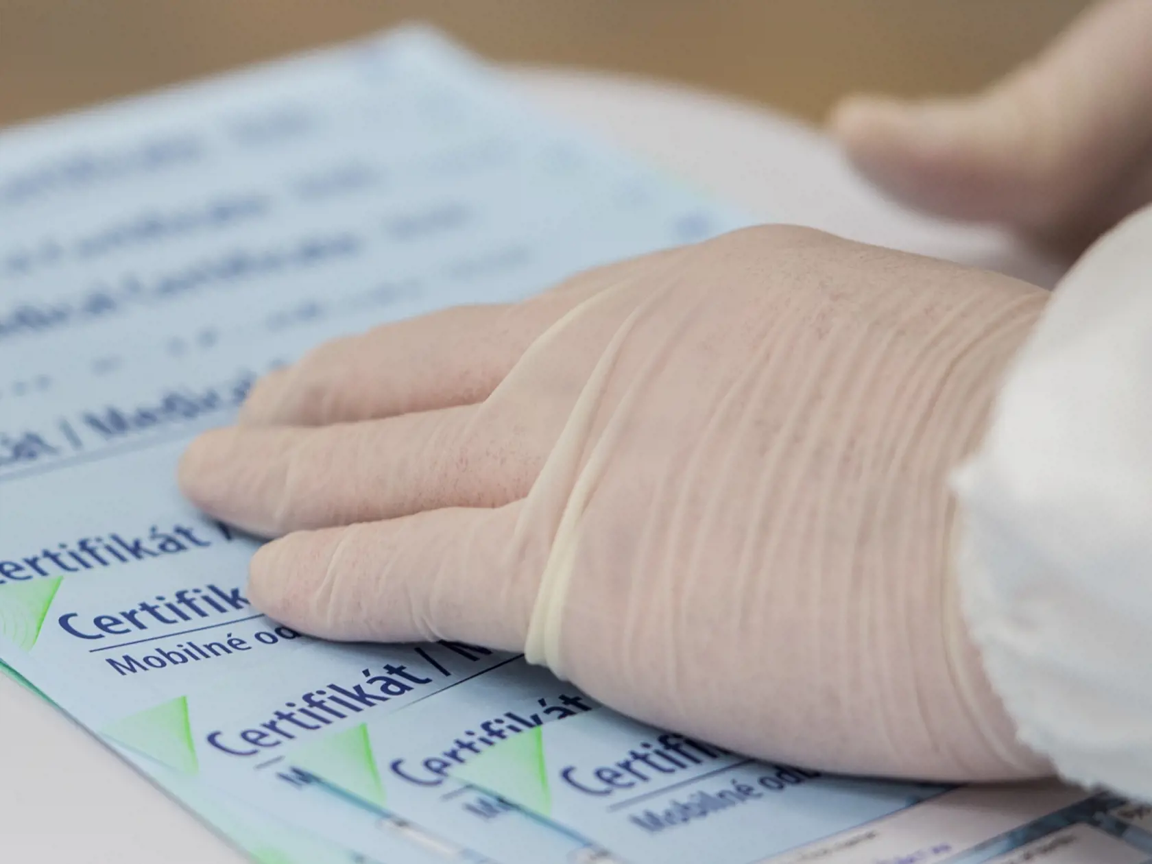 Na snímke certifikáty na odbernom mieste počas antigénového testovania na prítomnosť ochorenia COVID-19  v priestoroch Domu kultúry Ružinov v Bratislave 6. februára 2021. FOTO TASR - Martin Baumann
