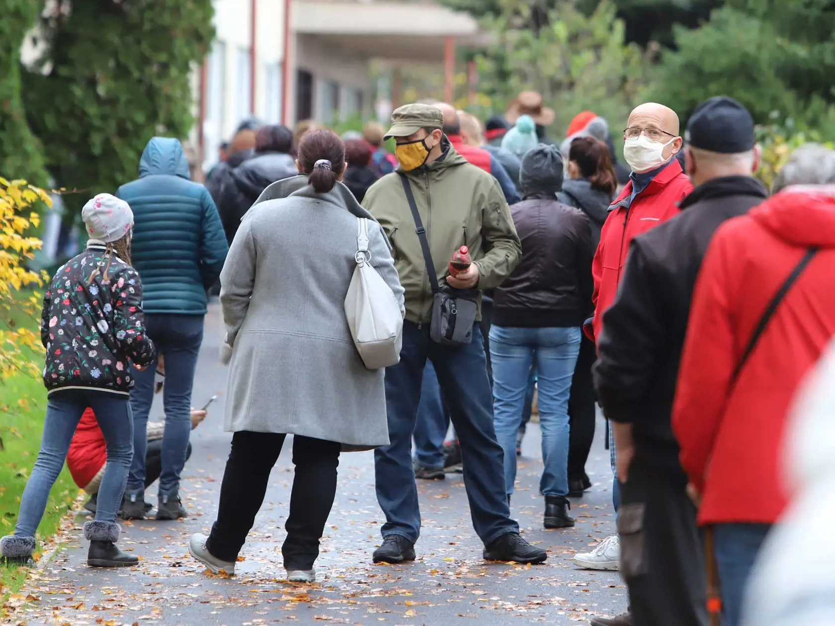 Na Slovensku sa začalo celoplošné testovanie na ochorenie COVID-19. Testovať sa bude od soboty 31. októbra do nedele 1. novembra. Vytvorených má byť viac ako 5000 odberných miest a 4901 odberných tímov. Na snímke ľudia čakajúci pred odberným miestom v Základnej škole na Okrožnej ulici v Banskej Bystrici 31. októbra 2020. FOTO TASR - Ján Krošlák  