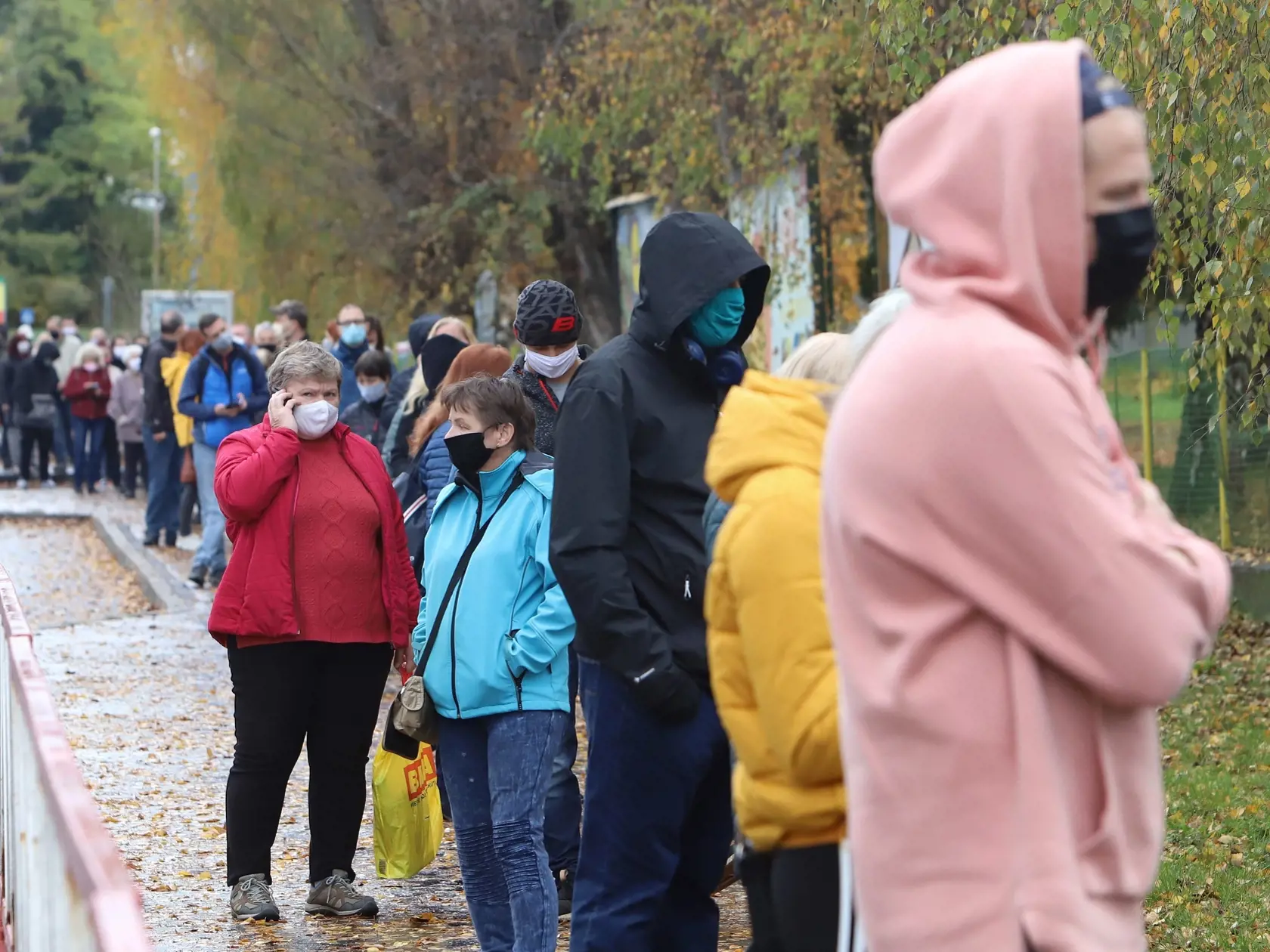 Na Slovensku sa začalo celoplošné testovanie na ochorenie COVID-19. Testovať sa bude od soboty 31. októbra do nedele 1. novembra. Vytvorených má byť viac ako 5000 odberných miest a 4901 odberných tímov. Na snímke ľudia čakajúci pred odberným miestom v Základnej škole na Okrožnej ulici v Banskej Bystrici 31. októbra 2020. FOTO TASR - Ján Krošlák  