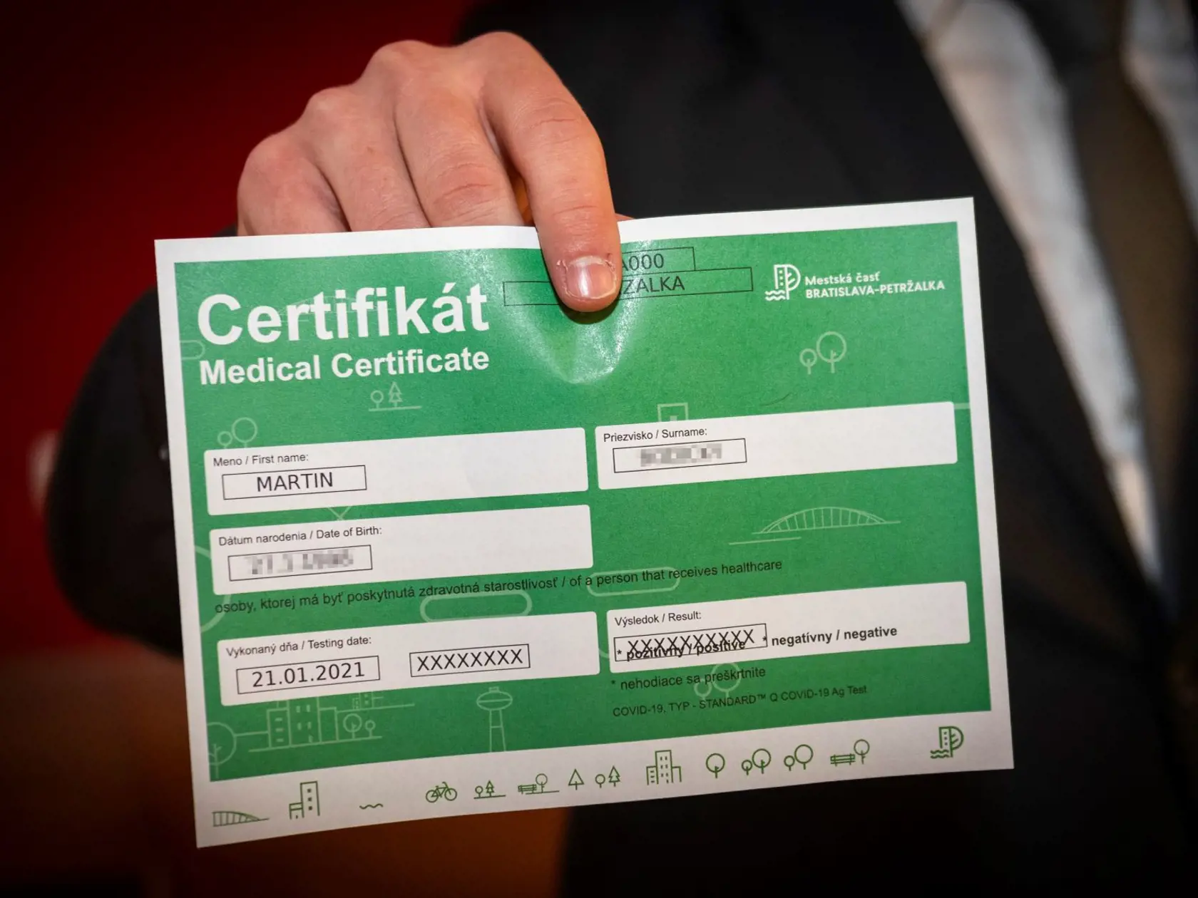 Na snímke certifikát s výsledkom pacienta vytlačený z tlačiarne počas otvorenia unikátneho odberného miesta MČ Petržalka na Ekonomickej Univerzite v Bratislave na Dolnozemskej cestej