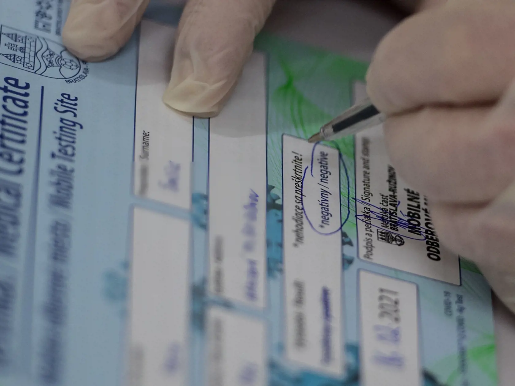 Na snímke vypisovanie certifikátu na odbernom mieste počas antigénového testovania na prítomnosť ochorenia COVID-19  v priestoroch Domu kultúry Ružinov v Bratislave 6. februára 2021. FOTO TASR - Martin Baumann