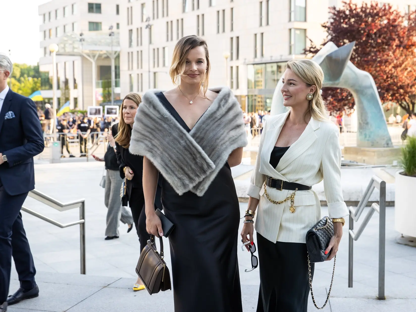 Na snímke vľavo Romana Tabaková a Kristína Kormúthová, ktoré prichádzajú na vystúpenie ruskej opernej speváčky Anny Netrebko do novej budovy Slovenského národného divadla v Bratislave. 