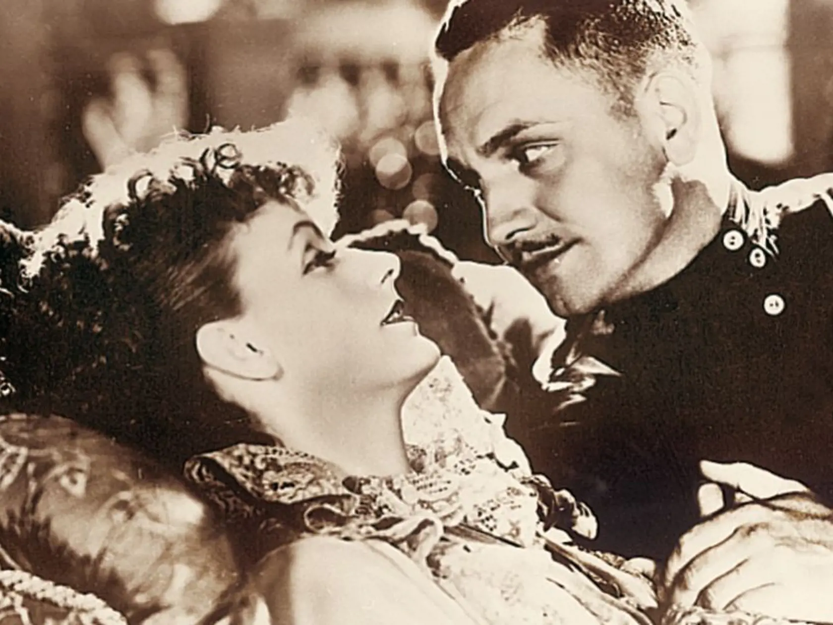 Aj legendárna Greta Garbo si zahrala Kareninu, na snímke s Frederocom Msrchom.