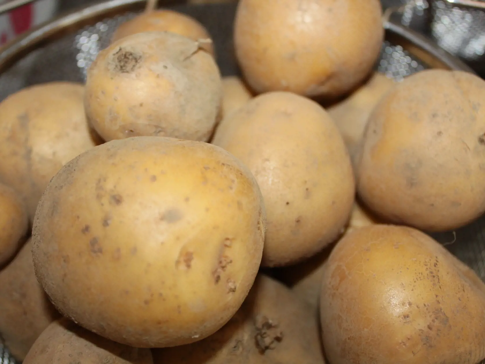 Keď varíte zemiaky v šupke, určite vám nenapadne, že sa do vody vylúči mnoho vitamínov a minerálov. Rozhodne ju preto nevylievajte do odpadu. 