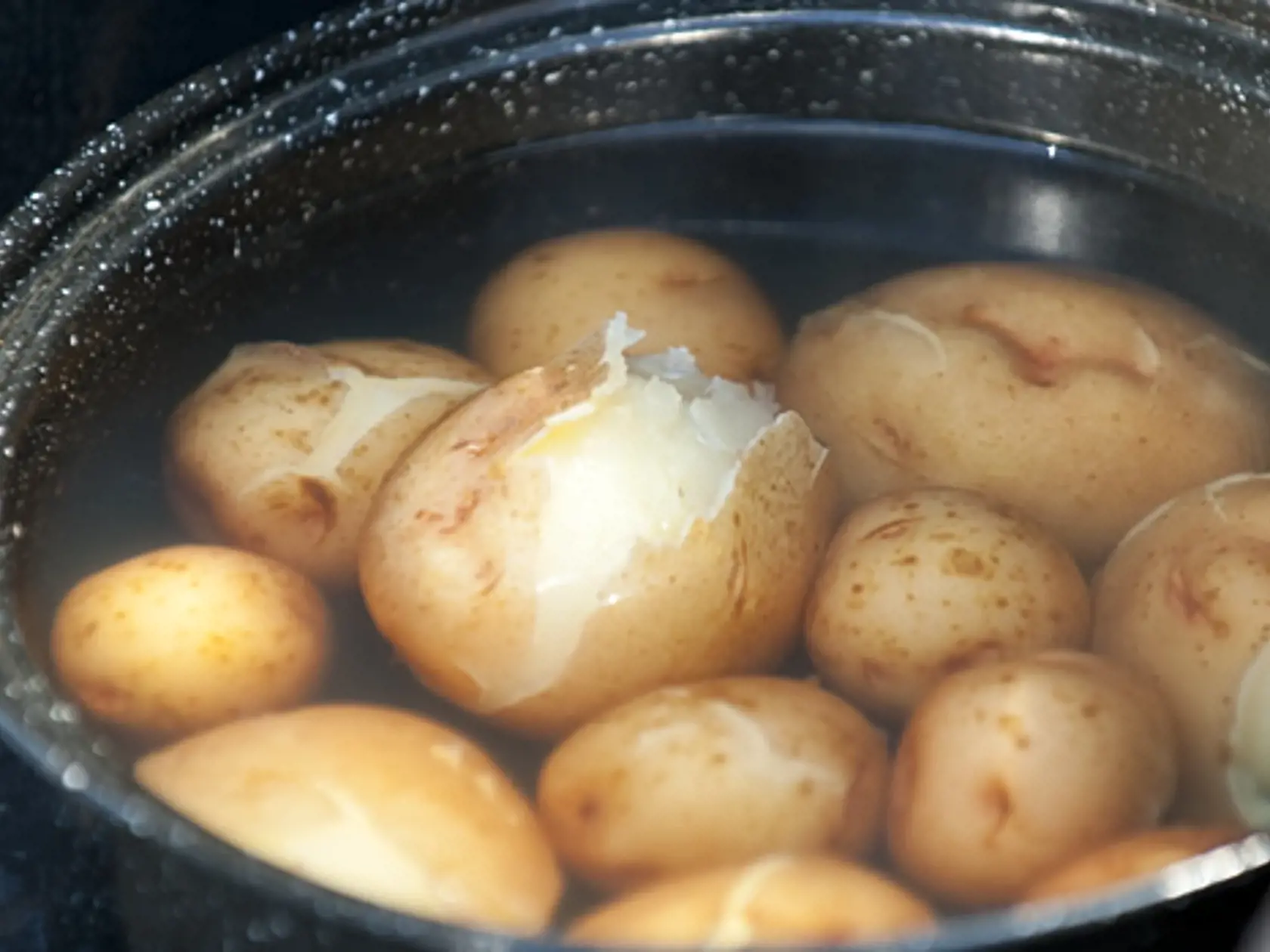 10. Nové zemiaky varte tak, že ich vložíte do vriacej vody. Obsahujú veľa vody, preto na 1 kg zemiakov stačí pol litra vody. 