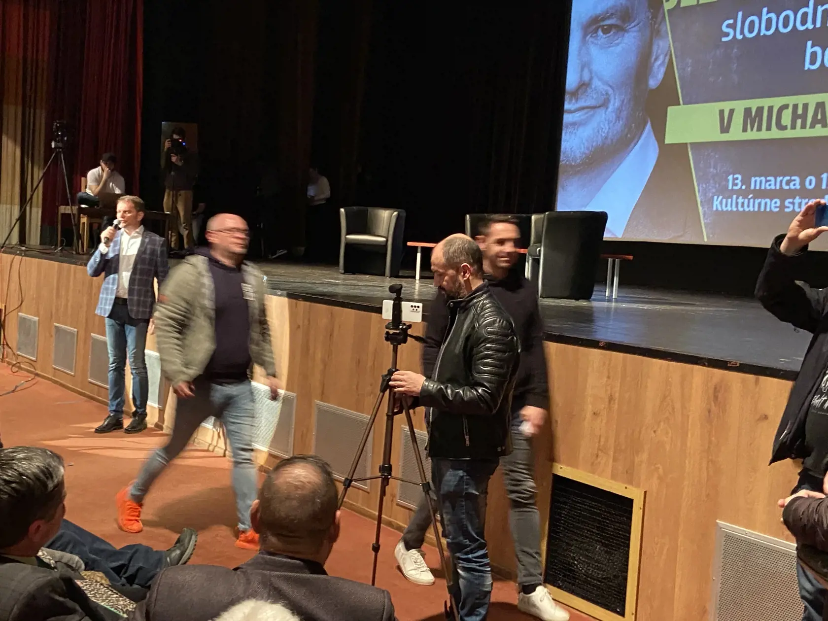 Igor Matovič zavítal do Michaloviec, údajne preto, aby diskutoval slušne bez urážok. nie ako to urobil vtedajší poverený minister Káčer. Líder OĽaNO ochranku so sebou na debate nemal.