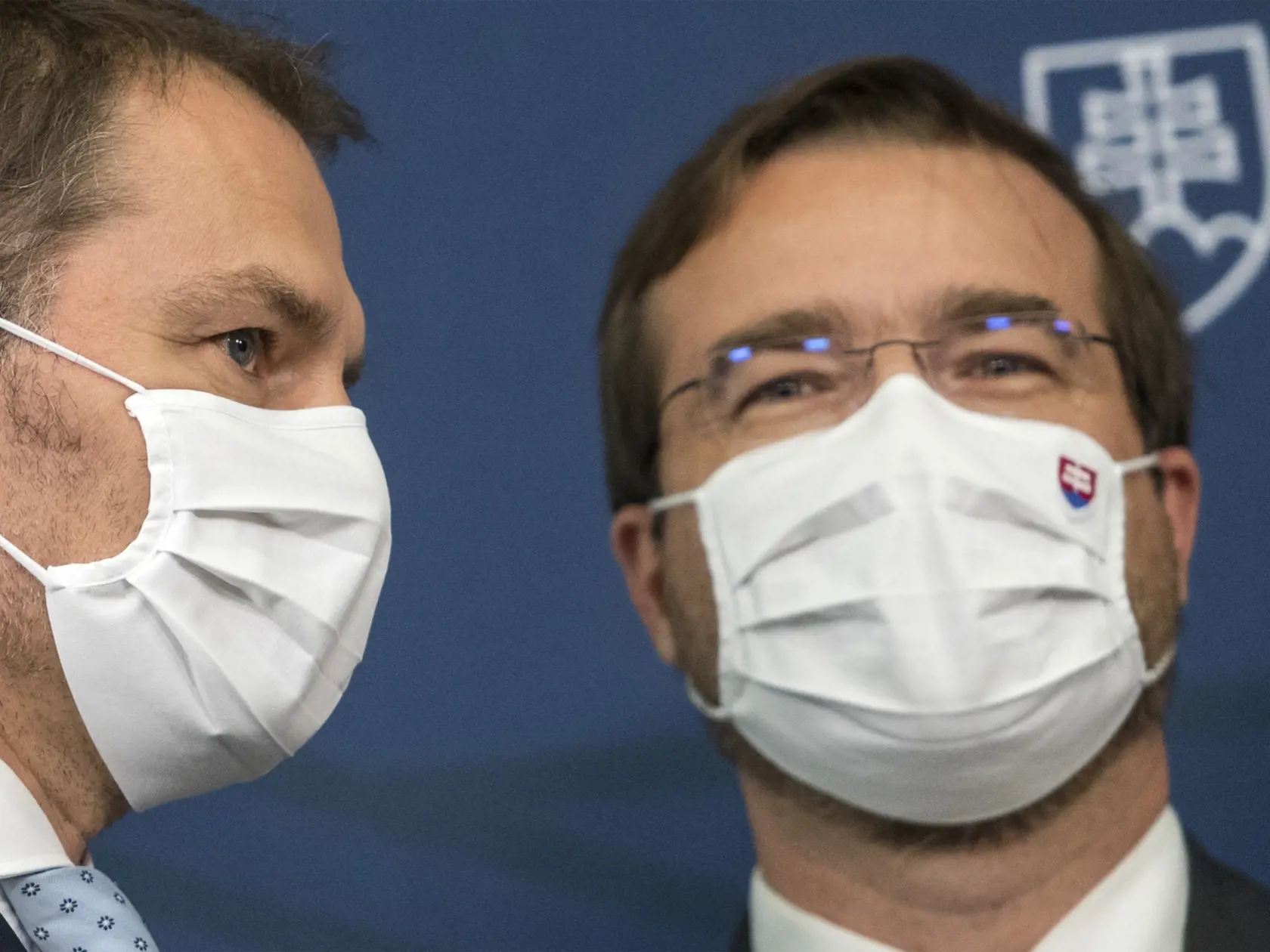 Na snímke je zľava predseda vlády SR Igor Matovič a minister zdravotníctva SR Marek Krajčí počas tlačovej konferencie.