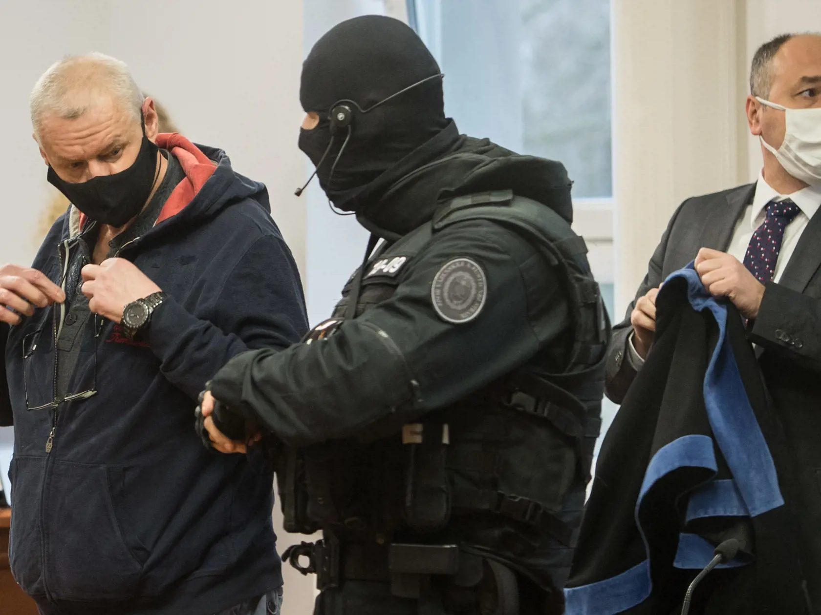 Horváth je obvinený zo skutkov podporovania a zosnovania zločineckej skupiny, krádeže 45,5 milióna slovenských korún, jednej vraždy a štyroch úkladných vrážd. Medzi zavraždenými je aj bos skupiny sátorovcov Ľudovít Sátor.