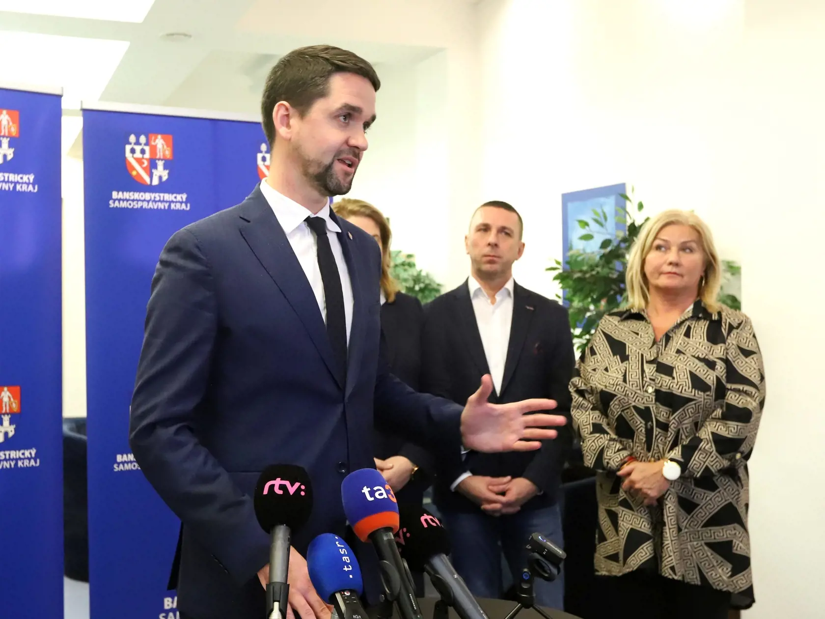 Tlačová konferencia po rokovaní medzi novozvoleným predsedom Banskobystrického samosprávneho kraja (BBSK) Ondrejom Lunterom a zástupcami regionálnych združení miest a obcí (RZMO), ktoré pôsobia v BBSK v stredu v Banskej Bystrici 7. decembra 2022. Na snímke zľava Ondrej Lunter (predseda BBSK), Marián Habovčík (predseda ZMO Gemera a Malohontu) a Alexandra Pivková, predsedníčka ZMO Novohradu počas tlačovej konferencie na Úrade BBSK.