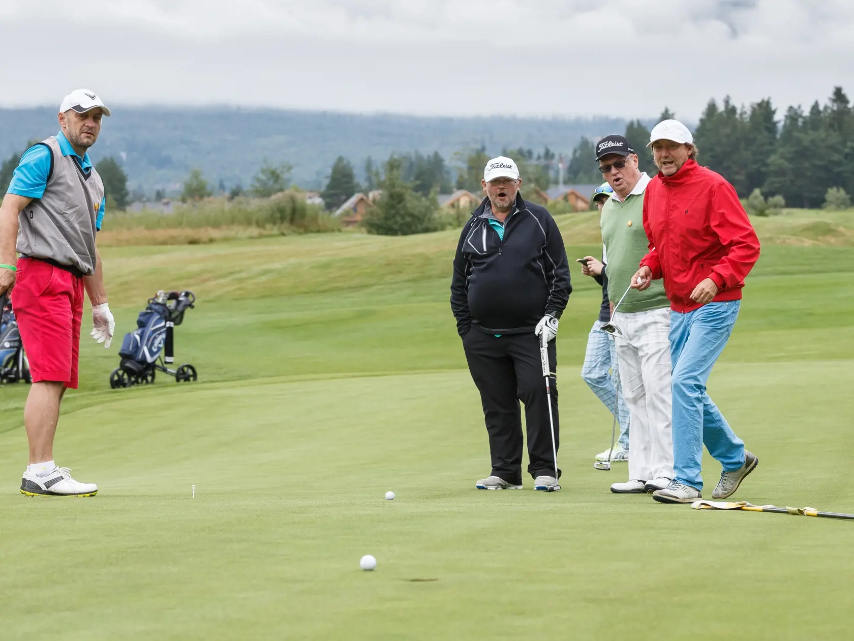 Charitativny golfovy turnaj za ucasti byvalych hokejistov a celebrit vo Velkej Lomnici