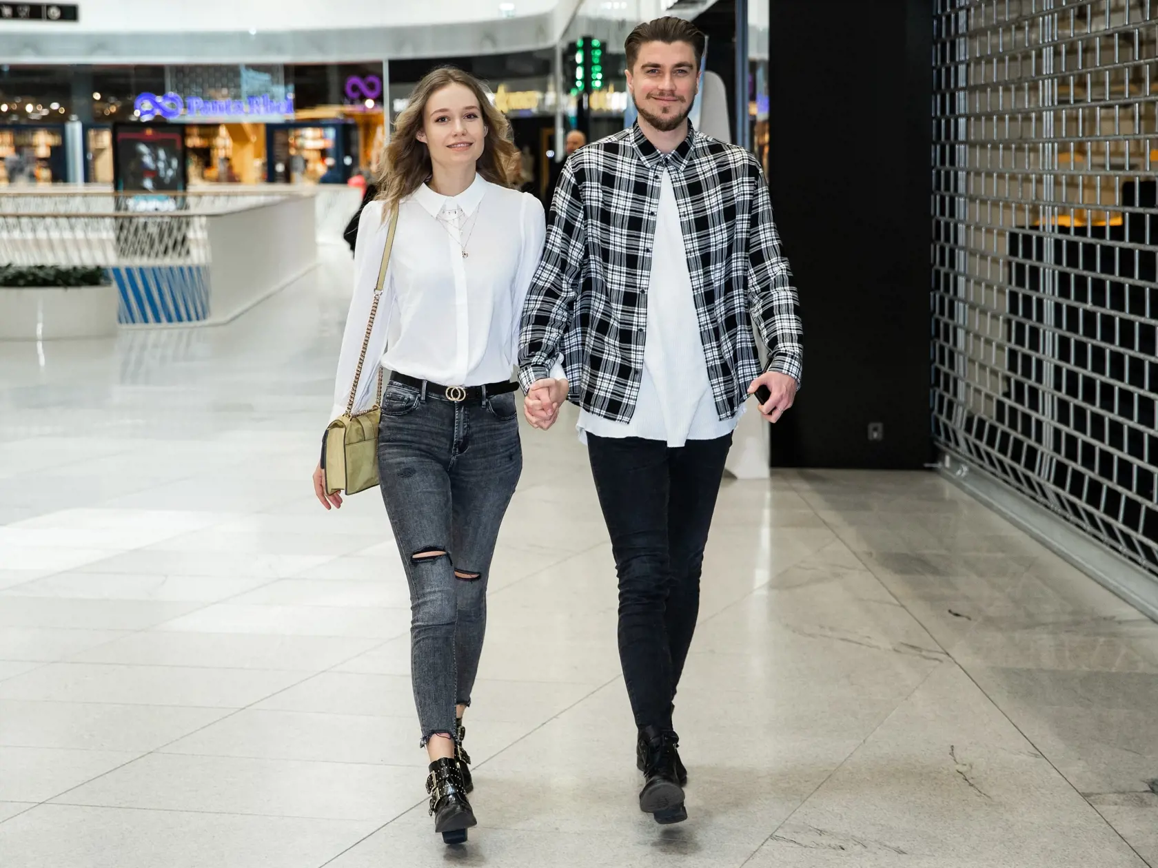 Premiéra seriálu "Pán Profesor" v jednom z bratislavských kinosál. Na snímke Diana Klamová a Dárius Koči.