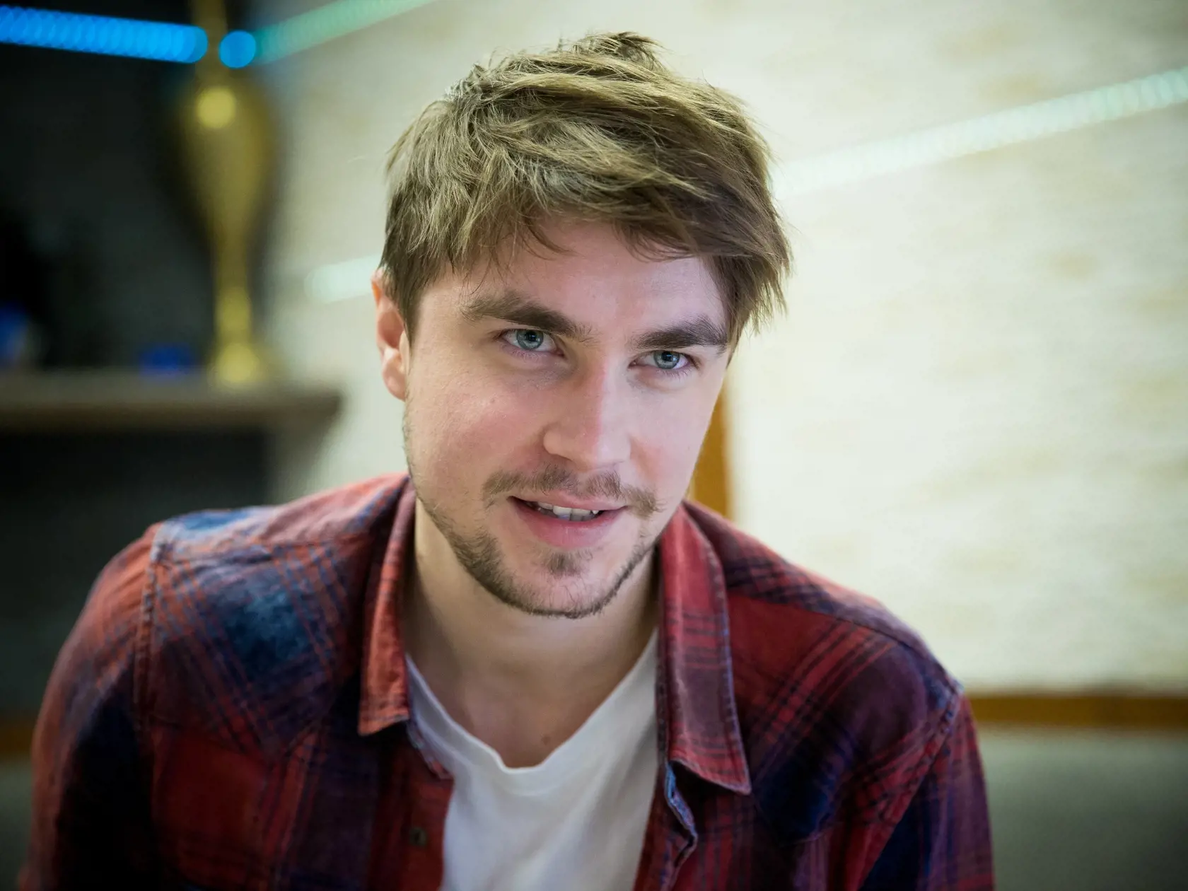 Herec Dárius Koči pri rozhovore.