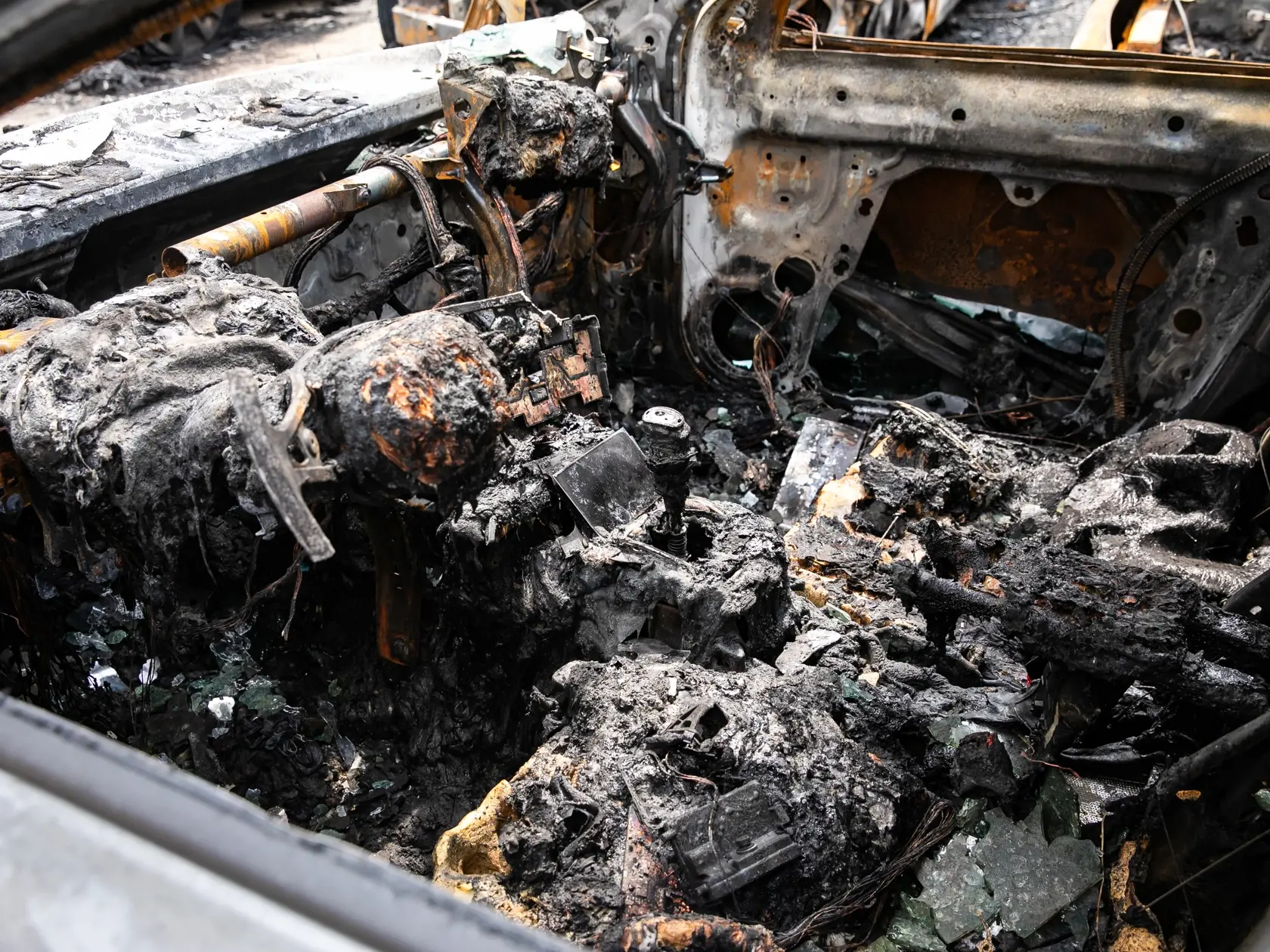 Tragický incident na gymnáziu a podpálené autá na Pestovateľskéj ulici.