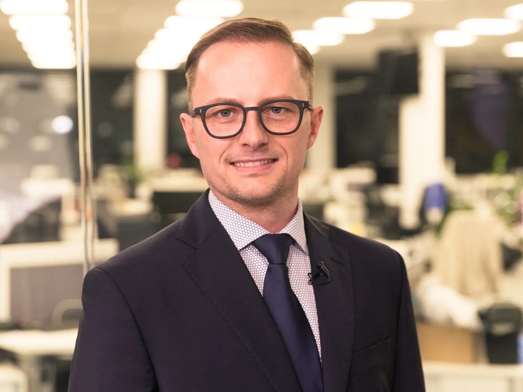 "Momentálne si je sám sebou istý ako frefíkaným politickým stratégom. Prípad tzv. nórskych fondov ale môže skončiť ako „prihrávka súperovi“. Jeho názory totiž nie sú ani tak konzervatívne ako exhibíciou náboženského fundamentalizmu," pokračoval ďalej Řádek.
