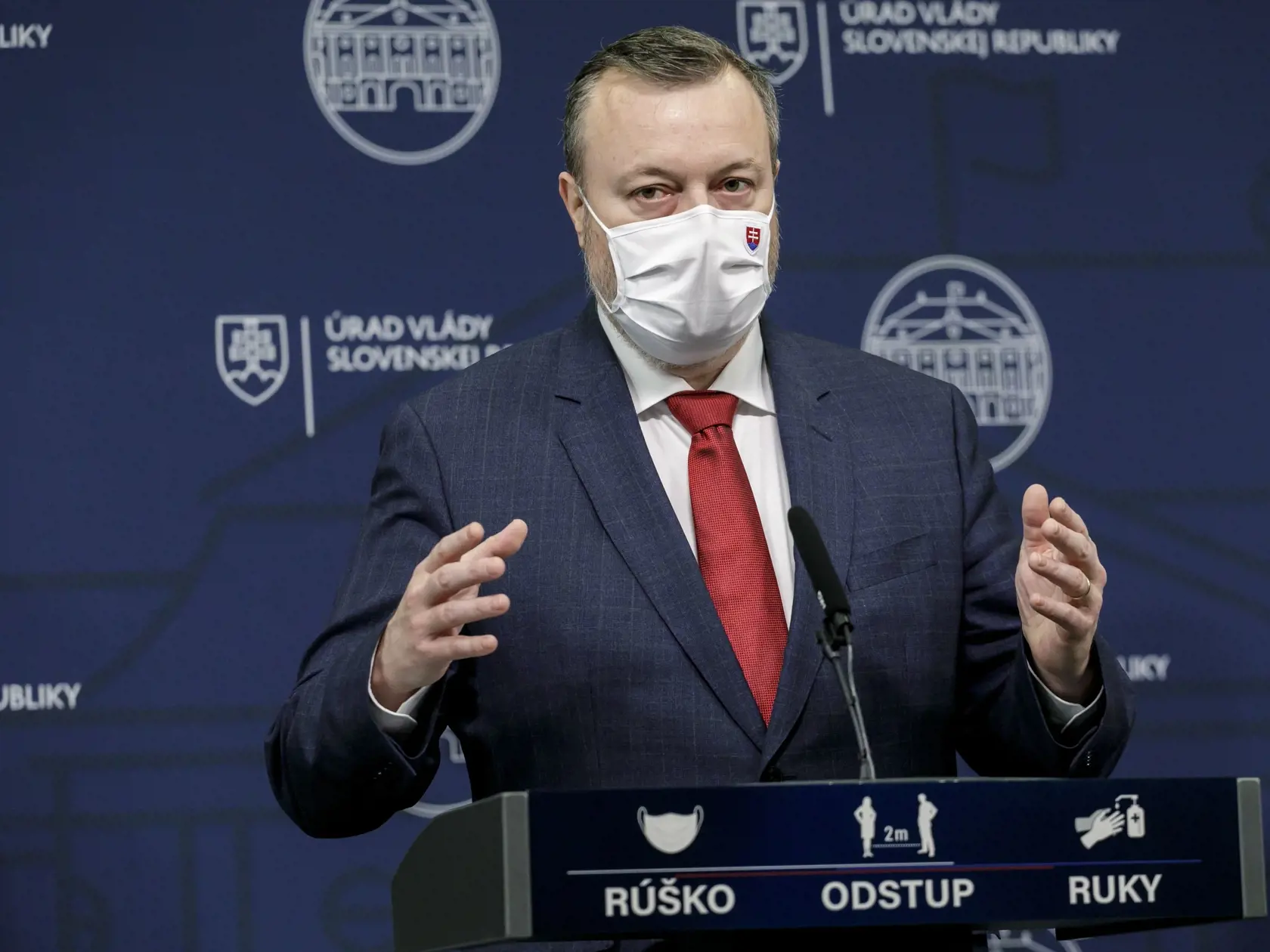 Minister Milan Krajniak preto po nástupe do funkcie podnikol kroky na eliminovanie tejto situácie. Ide o možnosť dofinancovať služby pre obete násilia cez dotačné tituly v pôsobnosti rezortu, zároveň rokoval s predsedom vlády SR o možnosti pomoci z jeho rezervy. FOTO TASR - Dano Veselský