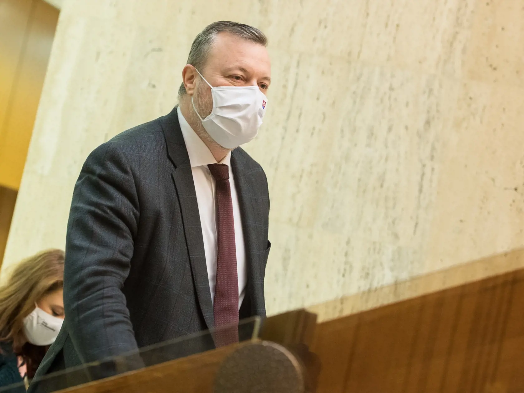 Samozrejme, uvedomujeme si, že služby krízovej intervencie si vyžaduje systémové riešenie, preto bola na MPSVR SR bola zriadená pracovná komisia zložená zo zástupcov ZMOS, Únie miest Slovenska, SK8 a taktiež verejných a neverejných poskytovateľov týchto služieb. Prvé online stretnutie sa uskutočnilo 21. januára 2021, na ktorom sa členovia pracovnej komisie dohodli na spoločnej práci pri príprave novej legislatívy.  FOTO TASR - Martin Baumann
