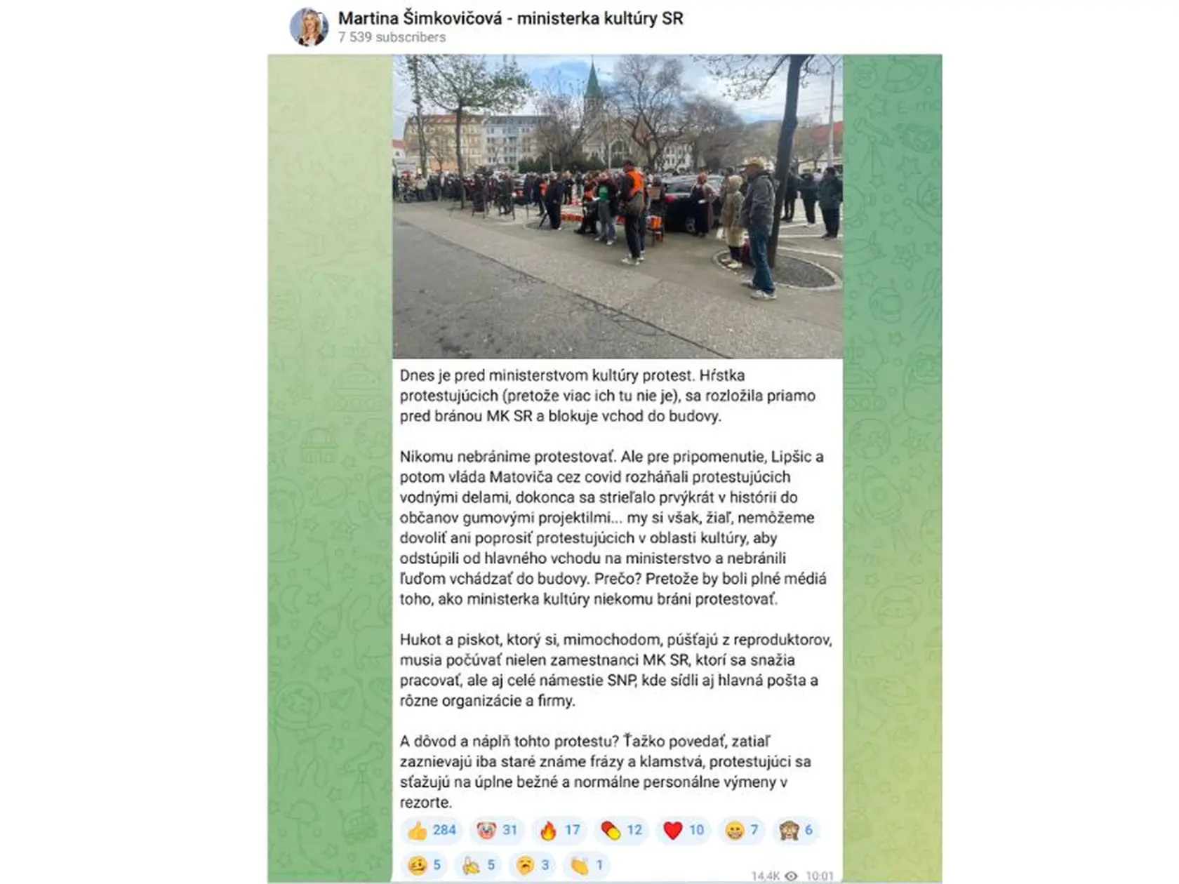 Ministerka kultúry Martina Šimkovičová reragovala na protesty, ktoré sa konali pod oknami jej ministerstva. Dala si záležať a veľmi podrobne reagovala na každý detail.