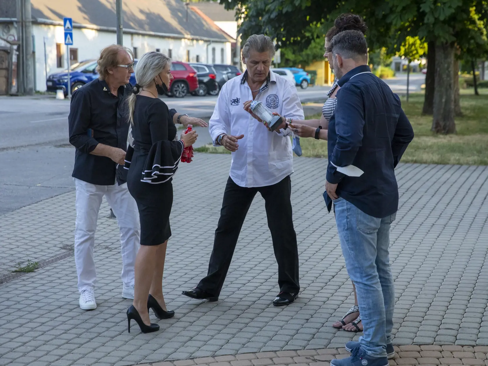 Svätá omša za Andreu Fischer v kostole v Dunajskej Lužnej, rok po jej smrti.
Na obr. Jozef Ivaška, Andrea Weiterová, Petra Maxin, Noro Mézsároš, Otto Weiter.