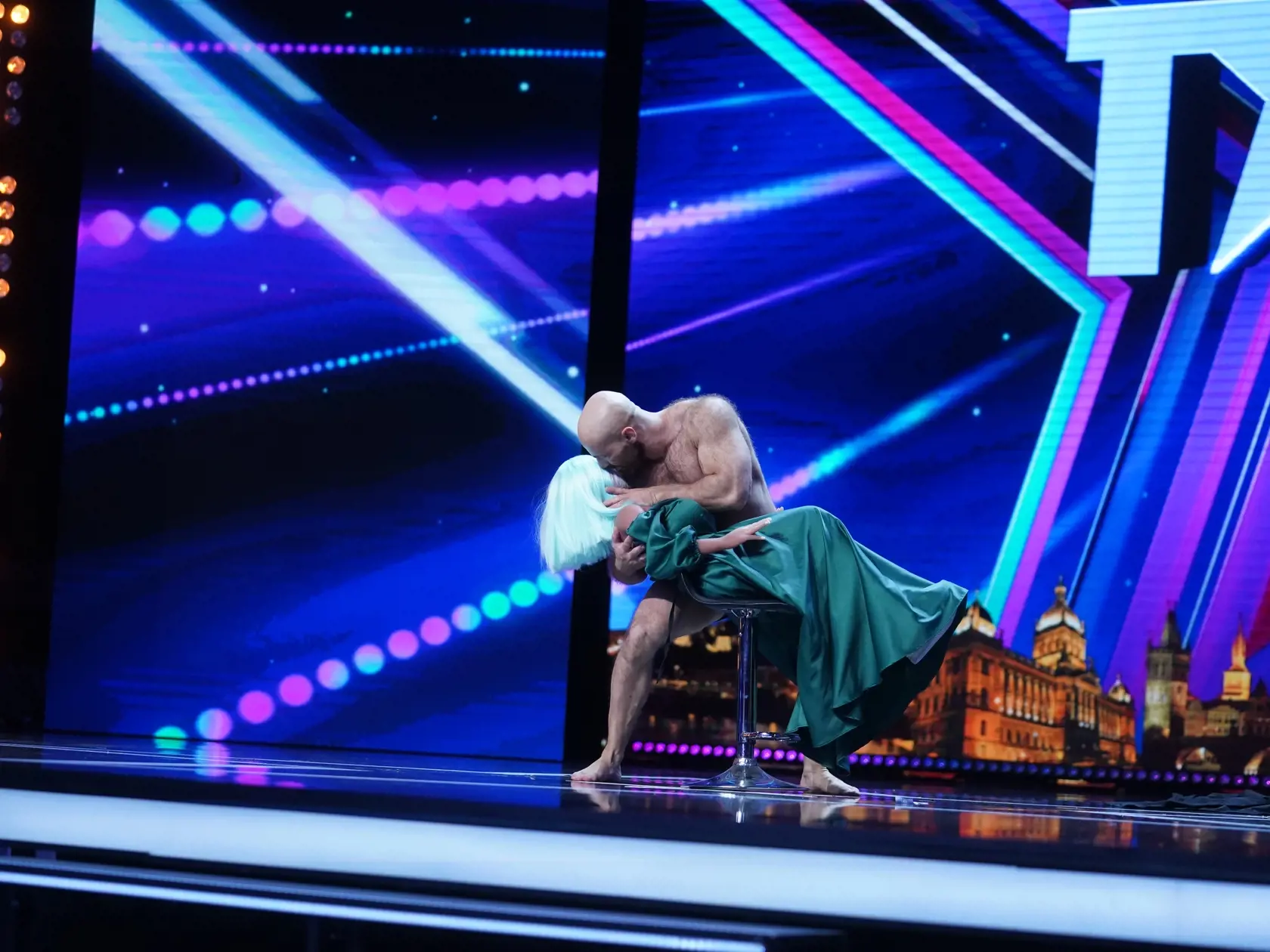 Jurij Tološko vytiahol po striptíze na porotu penis.