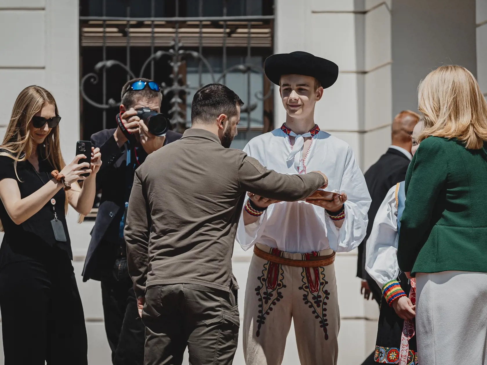 Prezident Ukrajiny Volodymyr Oleksandrovyč Zelensky navštívil v rámci svojej pracovnej cesty po Európe spoločne s delegáciou prezidentku Slovenskej republiky Zuzanu Čaputovú.