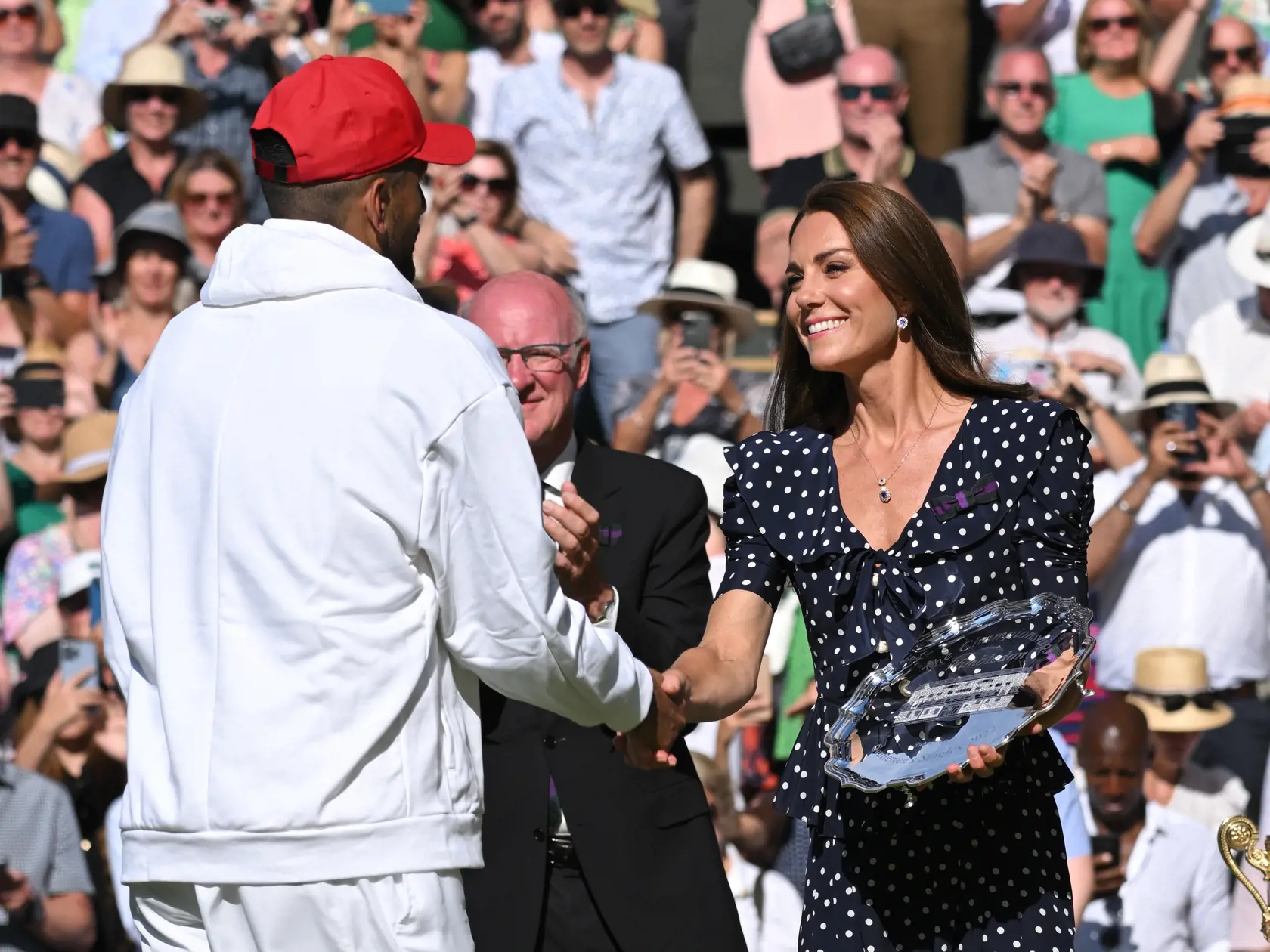 Kyrgios si prevzal pohár pre zdolaného finalistu z rúk vojvodkyne Kate.