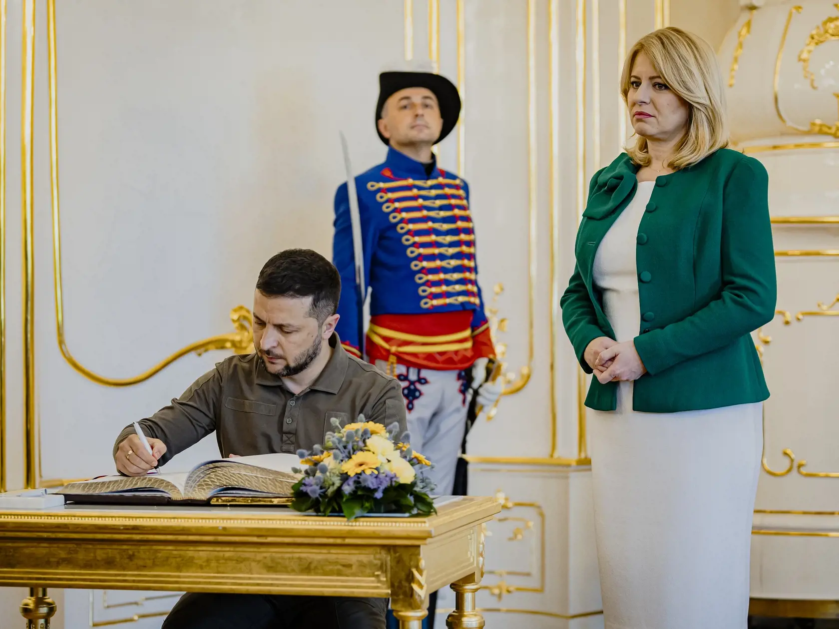 Prezident Ukrajiny Volodymyr Oleksandrovyč Zelensky navštívil v rámci svojej pracovnej cesty po Európe spoločne s delegáciou prezidentku Slovenskej republiky Zuzanu Čaputovú.