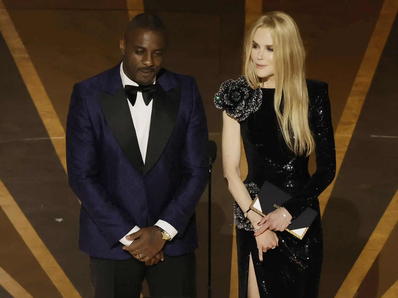 Herečka Nicole Kidman (55) síce na svoj vek nevyzerá, no najnovšie sa na Oscaroch predviedla s celkom zmenenou tvárou a divným správaním, ktoré pôsobilo podnapito. Okrem dokonalej postavy predviedla aj mladistvý vzhľad, ktorý zjavne nepatrí len matke prírode, ale aj šikovným rukám chirurga.