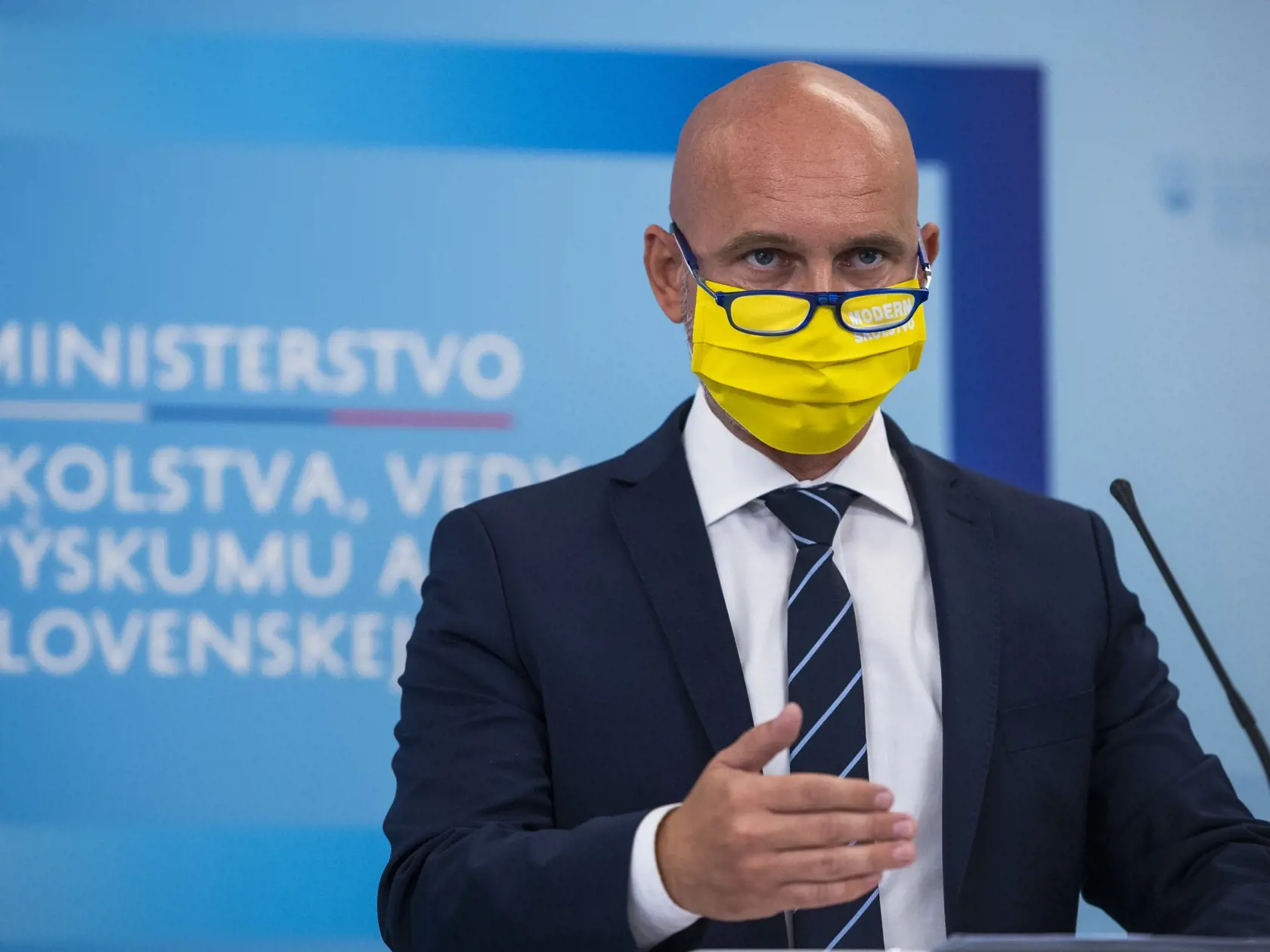 Rada vysokých škôl SR vyzvala ministra školstva Branislava Gröhlinga (SaS) na odstúpenie z funkcie.