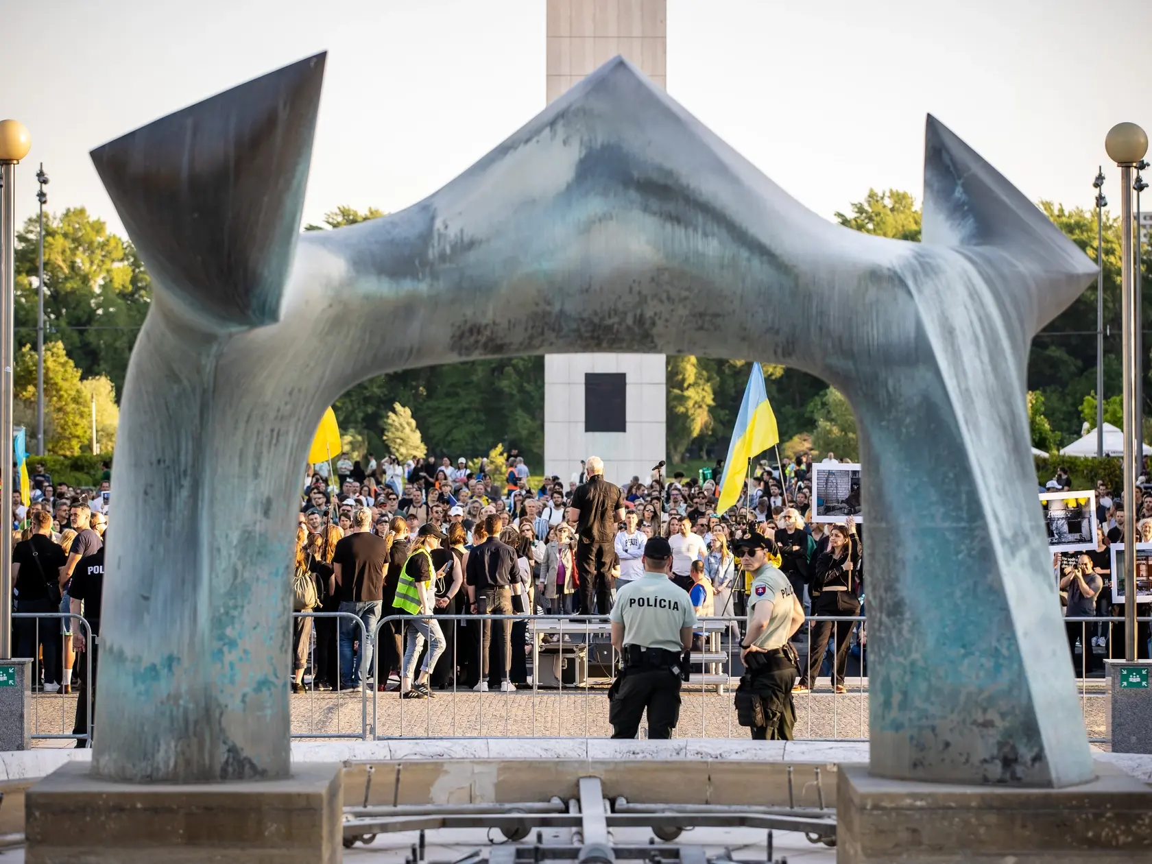 Na snímke protest pred novou budovou Slovenského národného divadla, počas vystúpenia ruskej opernej speváčky Anny Netrebko.