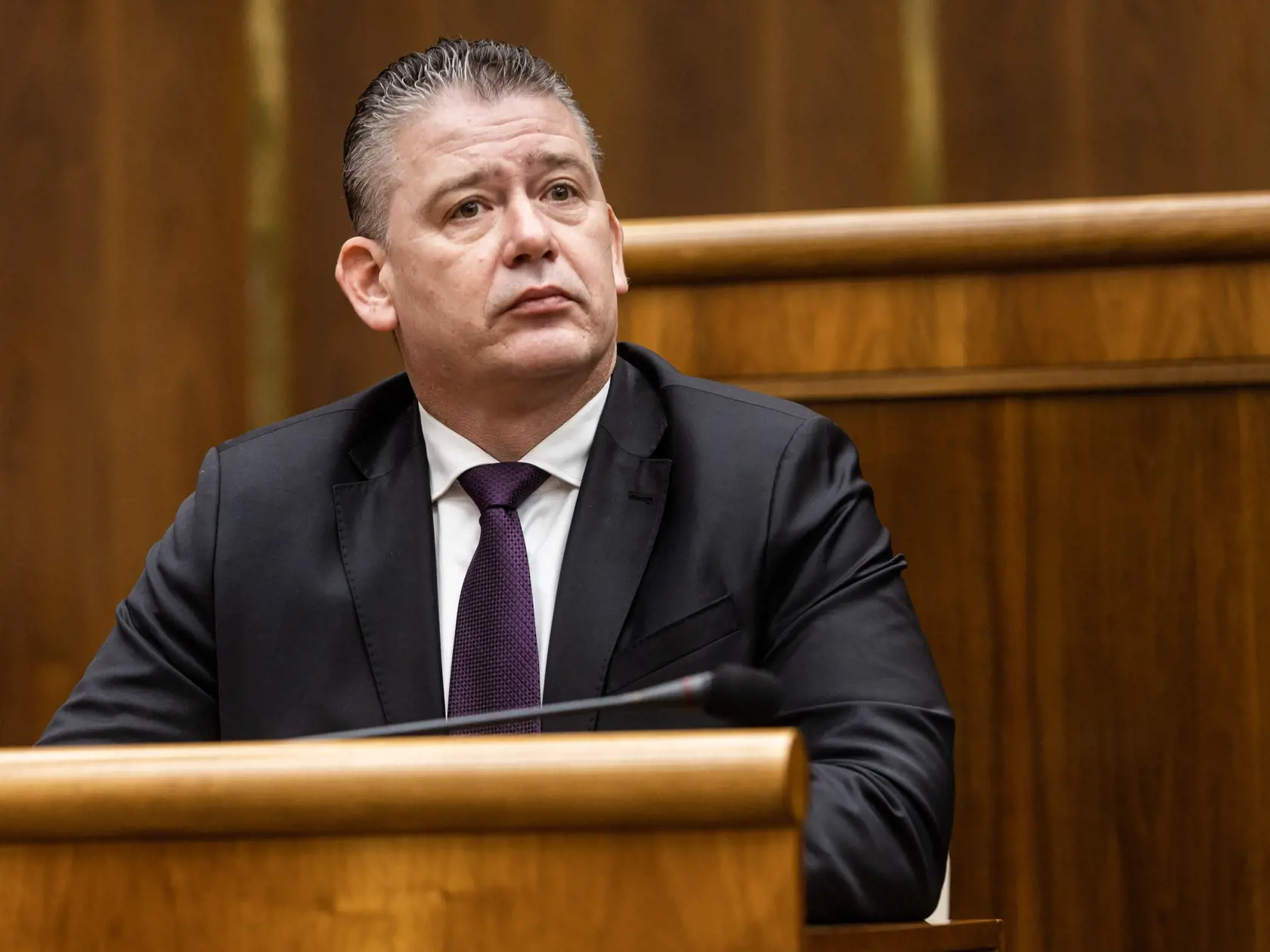 Rokovanie parlamentu o vyslovení nedôvery súčasnej vláde. Na snímke Roman Mikulec. 