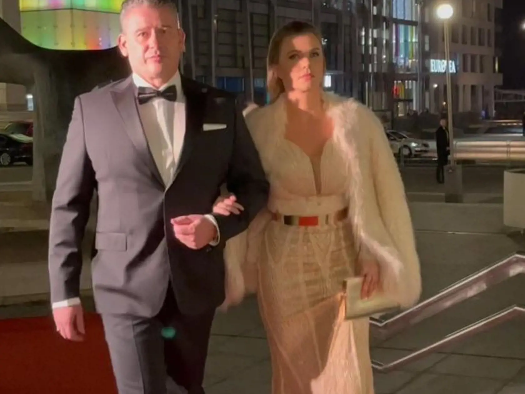 Z členov vlády pútal suverénne najväčšiu pozornosť dočasne poverený minister vnútra Roman Mikulec, ktorý došiel v spoločnosti extrémne sexi blondíny. Partnerka politika všetkým vyrazila dych odvážnymi priesvitnými šatami s obrovským výstrihom. Elegantný plesový outfit zvýraznila kožušinovým kabátikom snehobielej farby.
