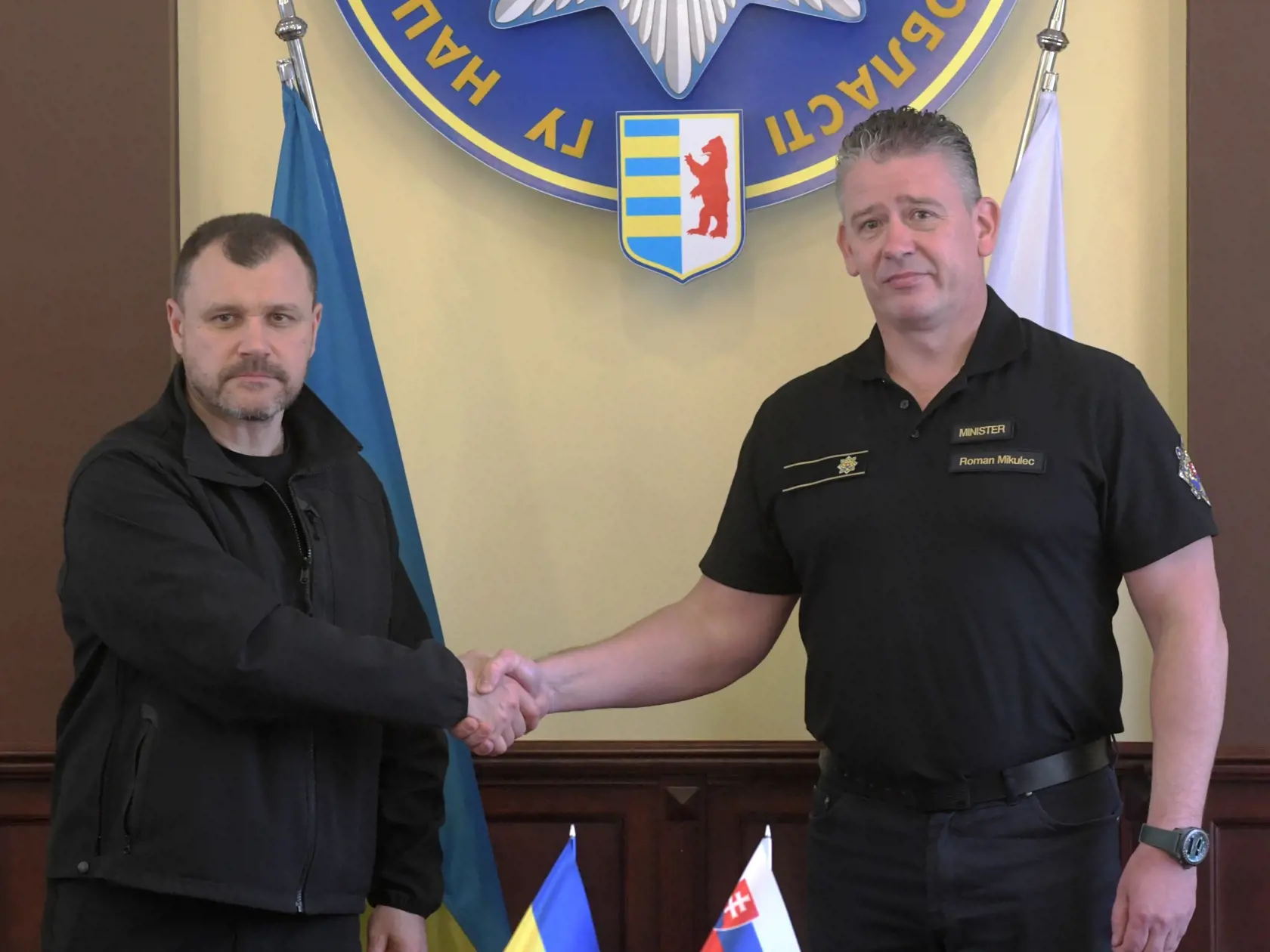 Na snímke dočasne poverený minister vnútra SR Roman Mikulec (vpravo) a ukrajinský minister vnútra Ihor Klymenko si podávajú ruky počas stretnutia v ukrajinskom Užhorode 5. mája 2023. FOTO TASR - MV SR , 6. máj 2023 