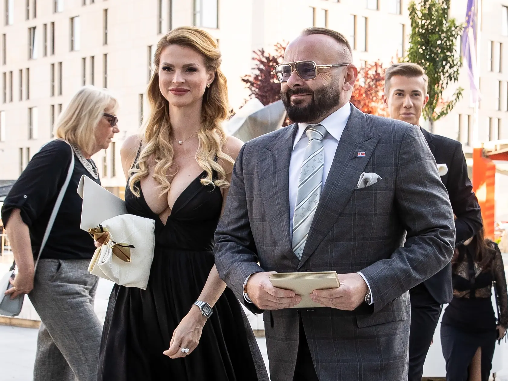 Partnerka onkológa Jozefa Dolinského predviedla najväčší výstrih počas večera. Jej obrovské prsia jej doslova vypadávali zo šiat.